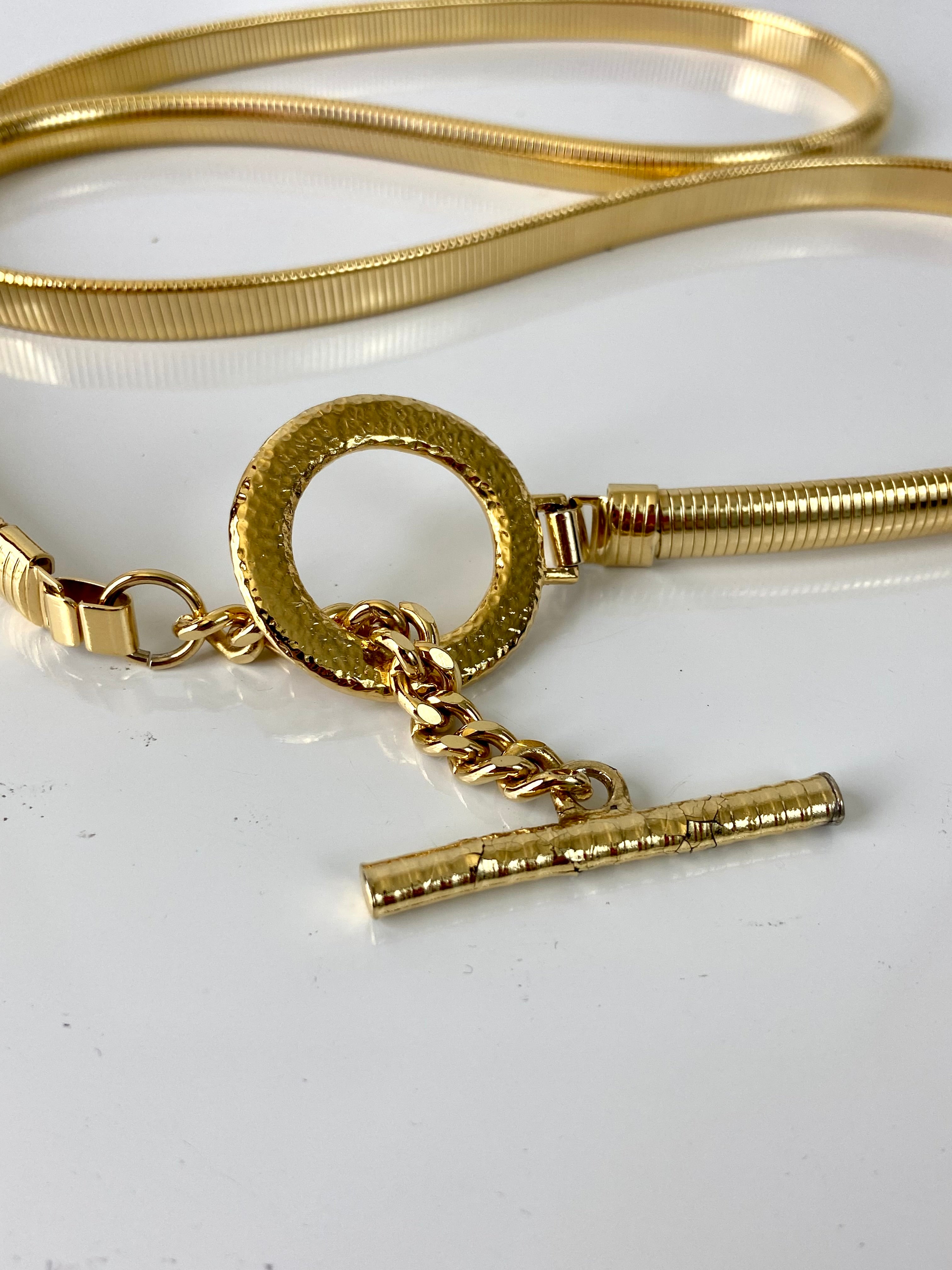 Trapped gold circle belt