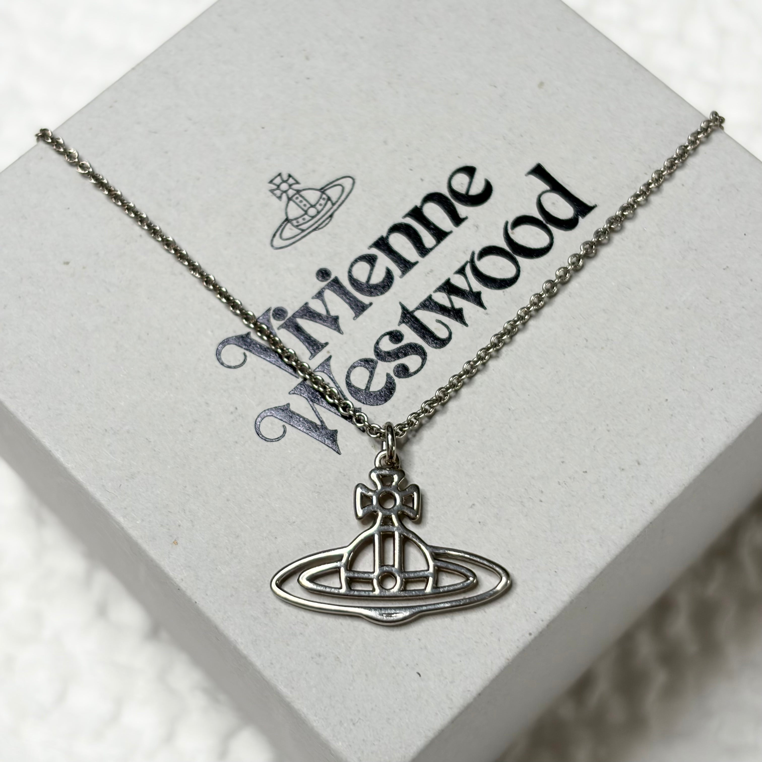 Vivienne Westwood フラット オーブ ネックレス シルバー Vivienne Westwood Flat Orb Necklace – Holy Thrift