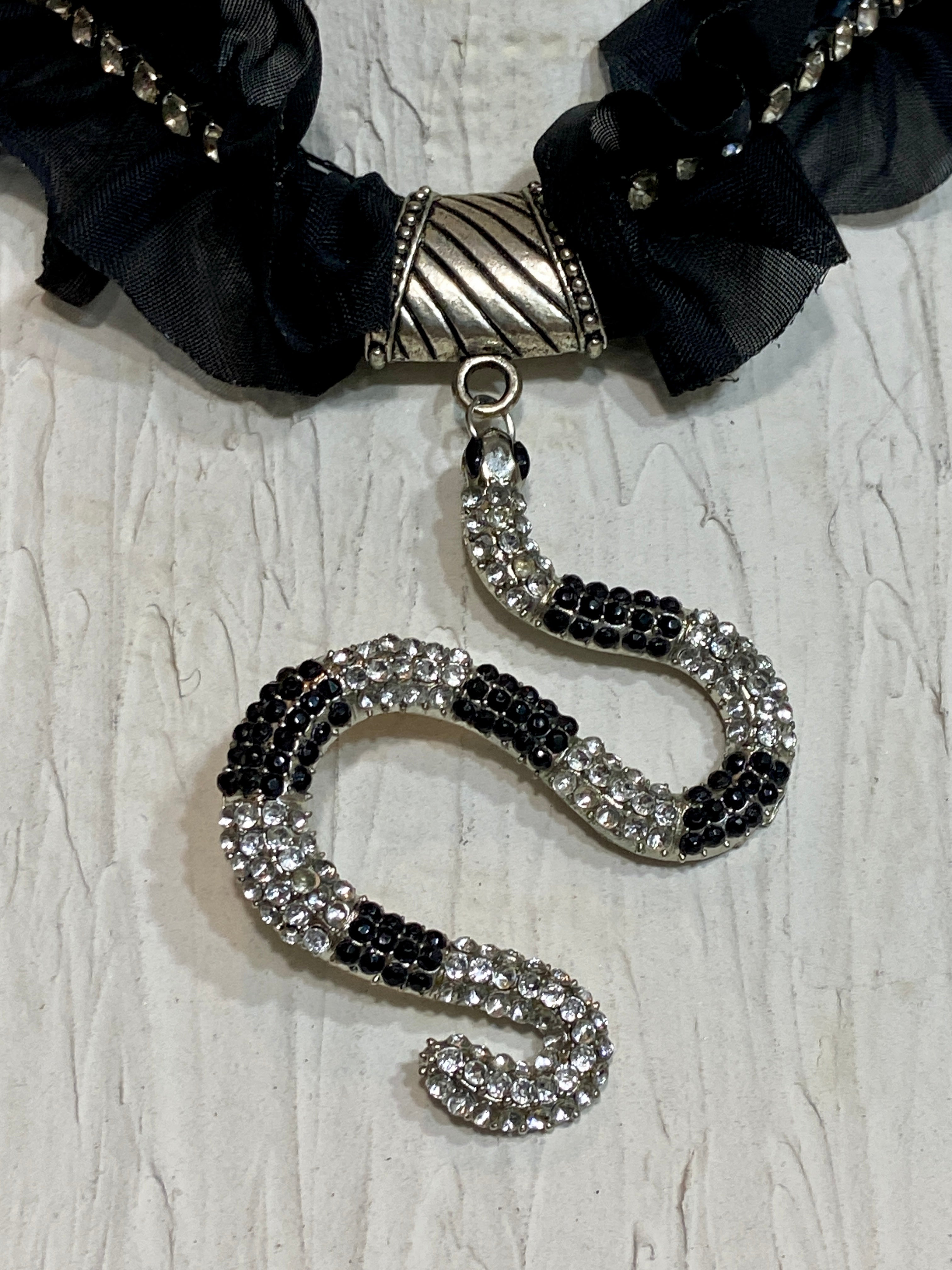 The snake 🐍 choker