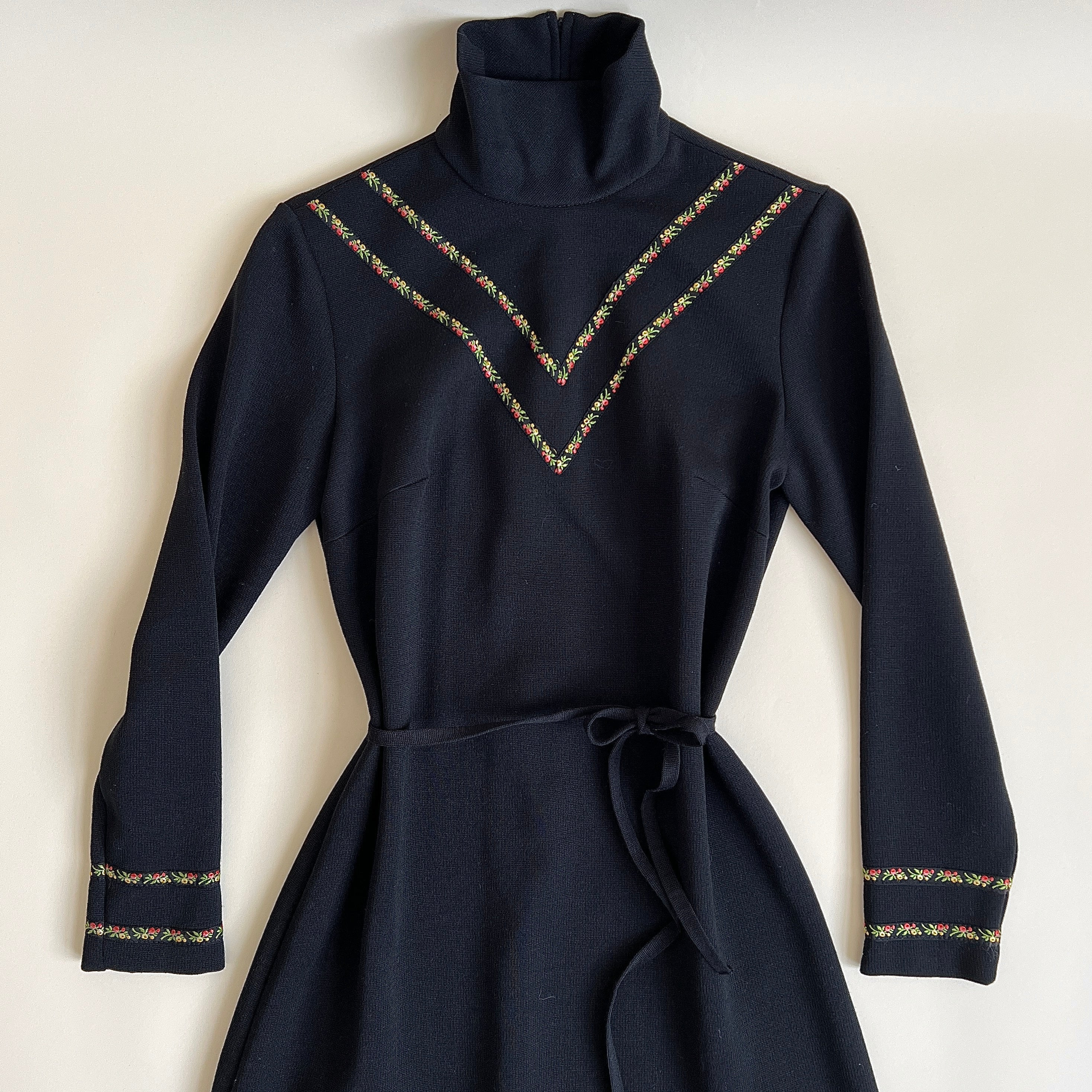 Vintage 60s / 70s black turtleneck dress (M/L)