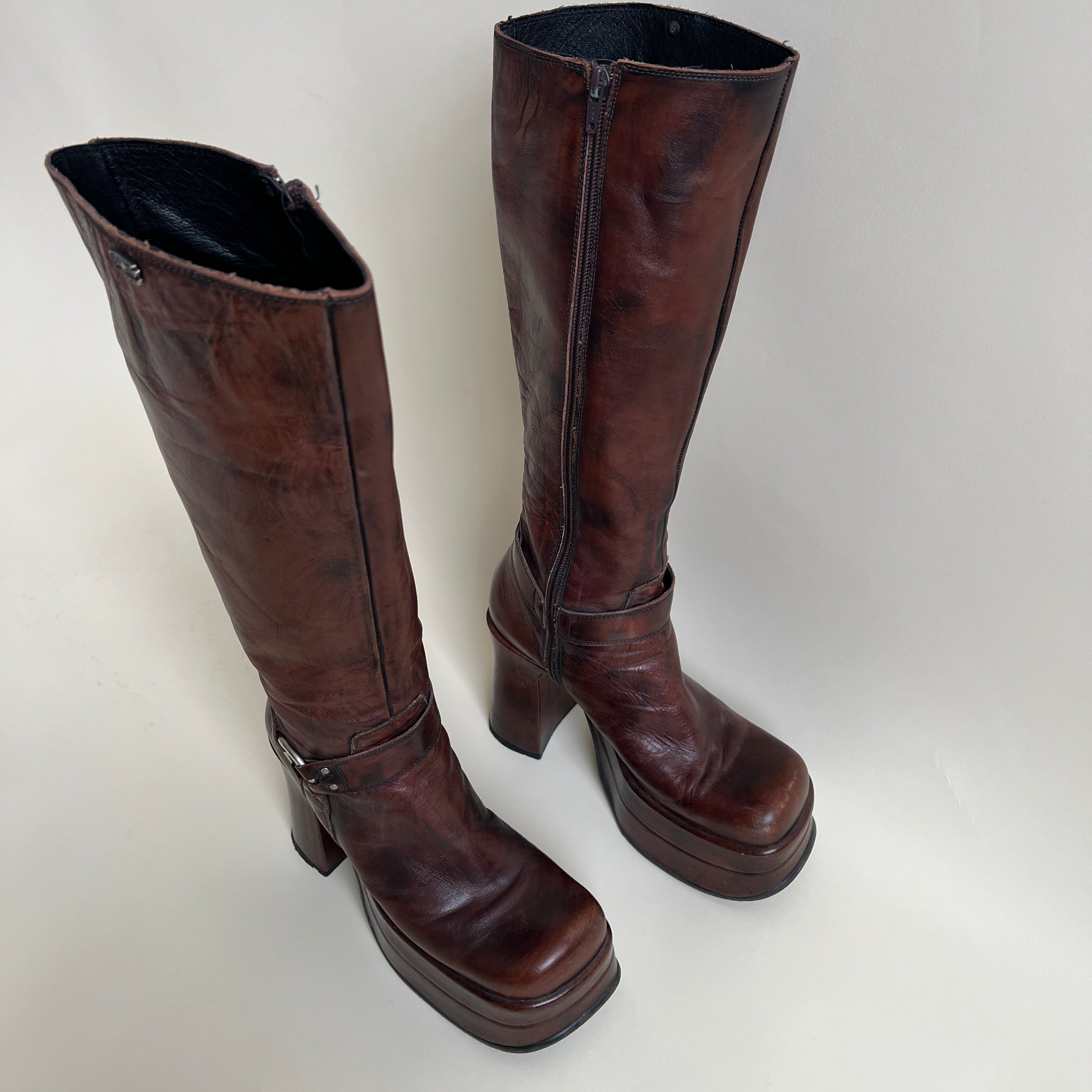 Vtg 90s Buffalo leather platform boots (8.5)