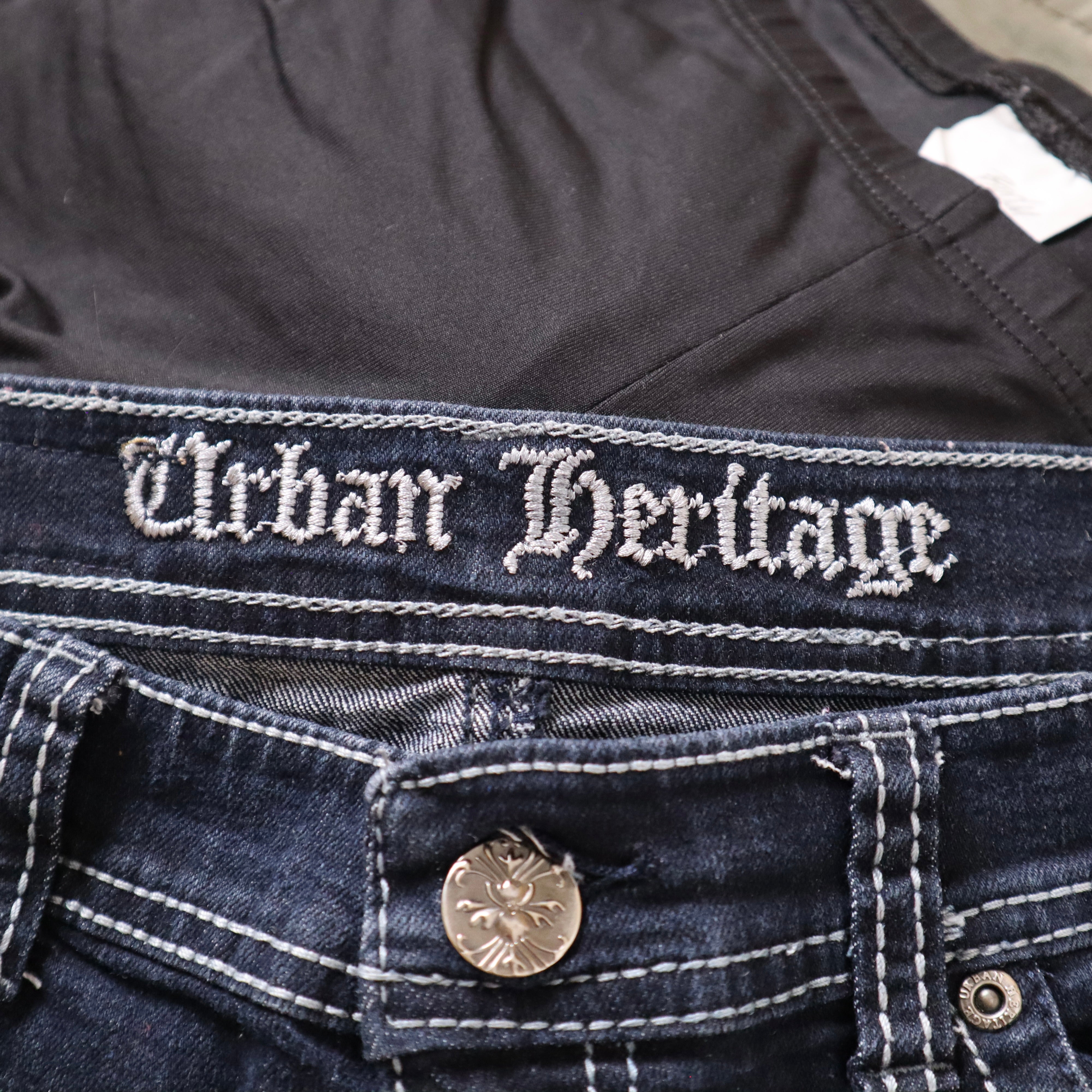 Y2K Low Waisted Jean Shorts (M)