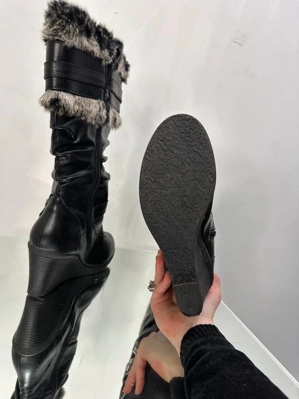 2000s Buckle Faux Leather & Fur Trim Wedge Boots (US 6)