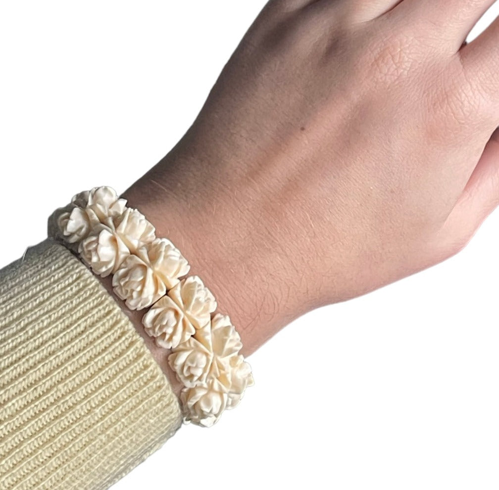 Vintage 1950s Mid-Century White Bone Carved Flower Stretch Bracelet