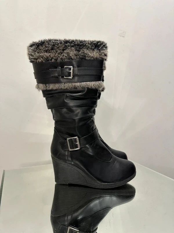 2000s Buckle Faux Leather & Fur Trim Wedge Boots (US 6)