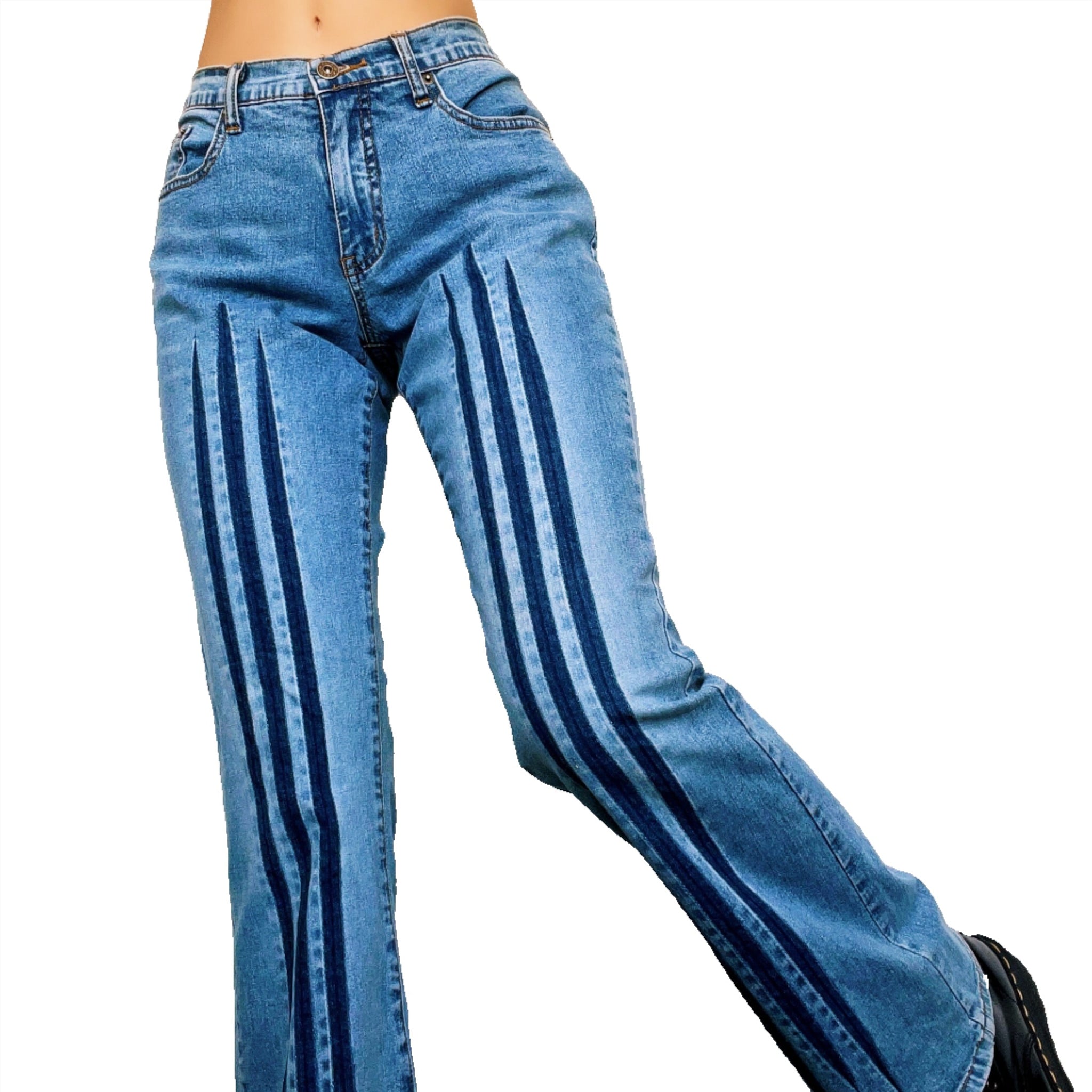 Navy Zana Di low-rise flare jeans with a flattering Navy Zana Di low-rise flare jeans with a flattering