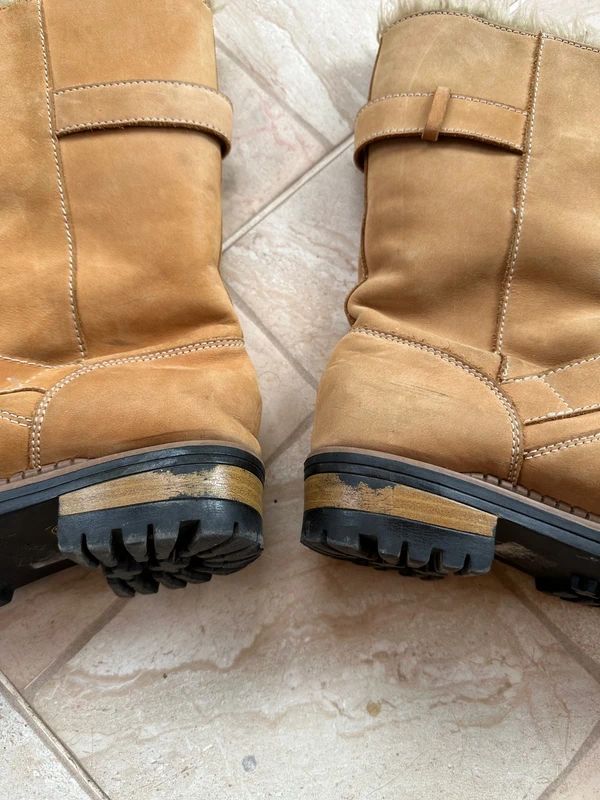 Vintage 2000s Y2K Faux Fur Buckle Boots (US 7 EU 38 UK 5)