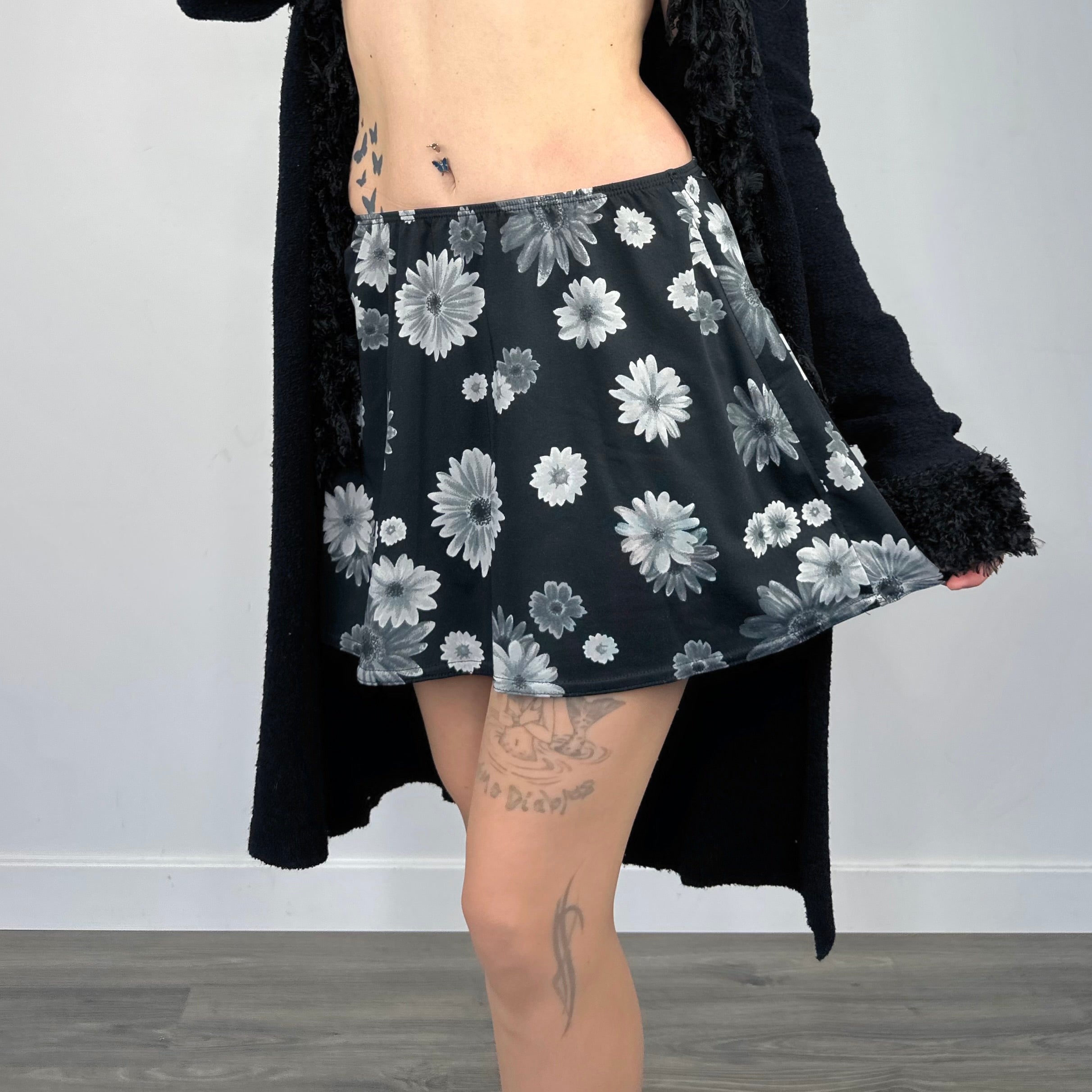 2000s Dark Daisy Miniskirt (M)