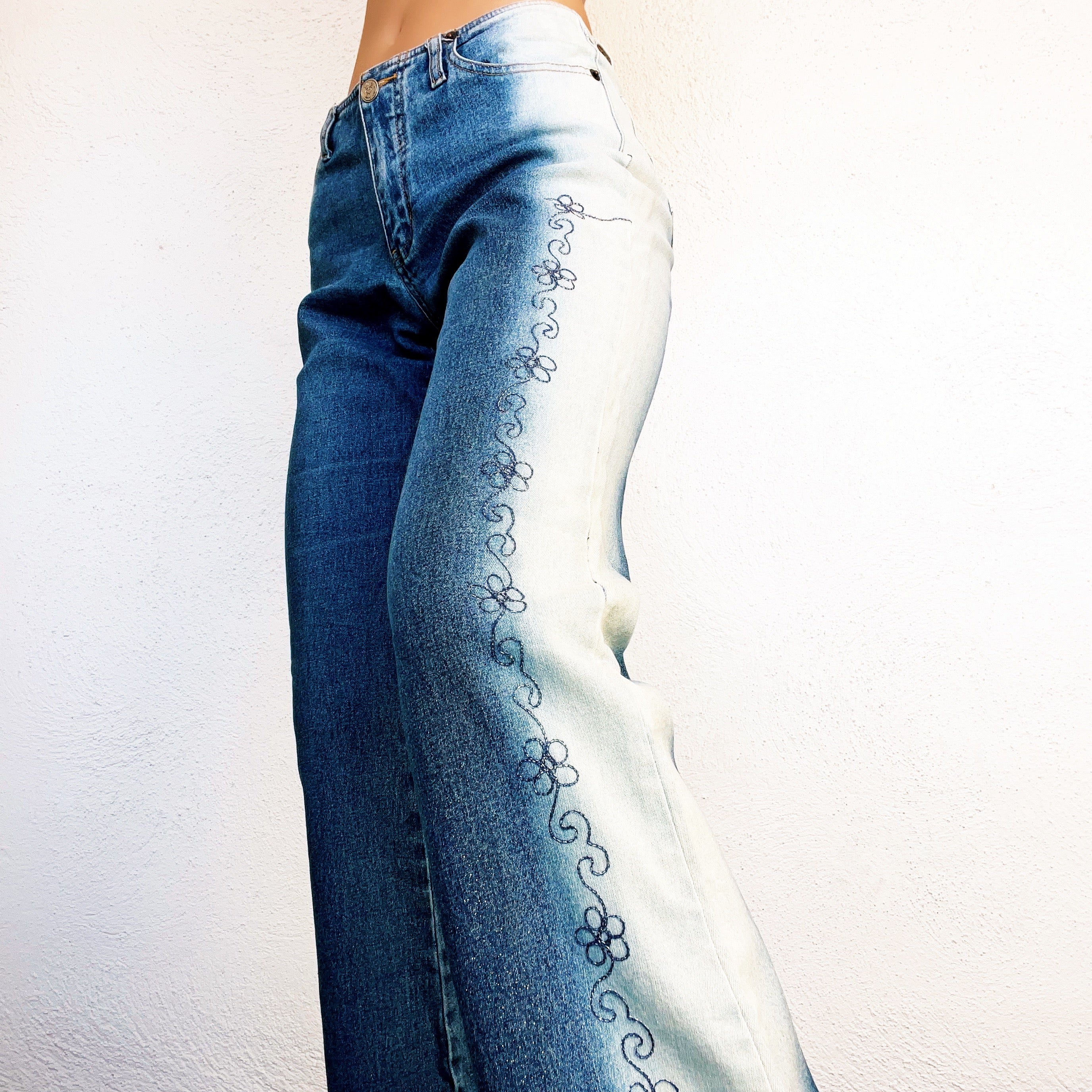 Early 2000s Embroidered Floral Jeans (S/M)