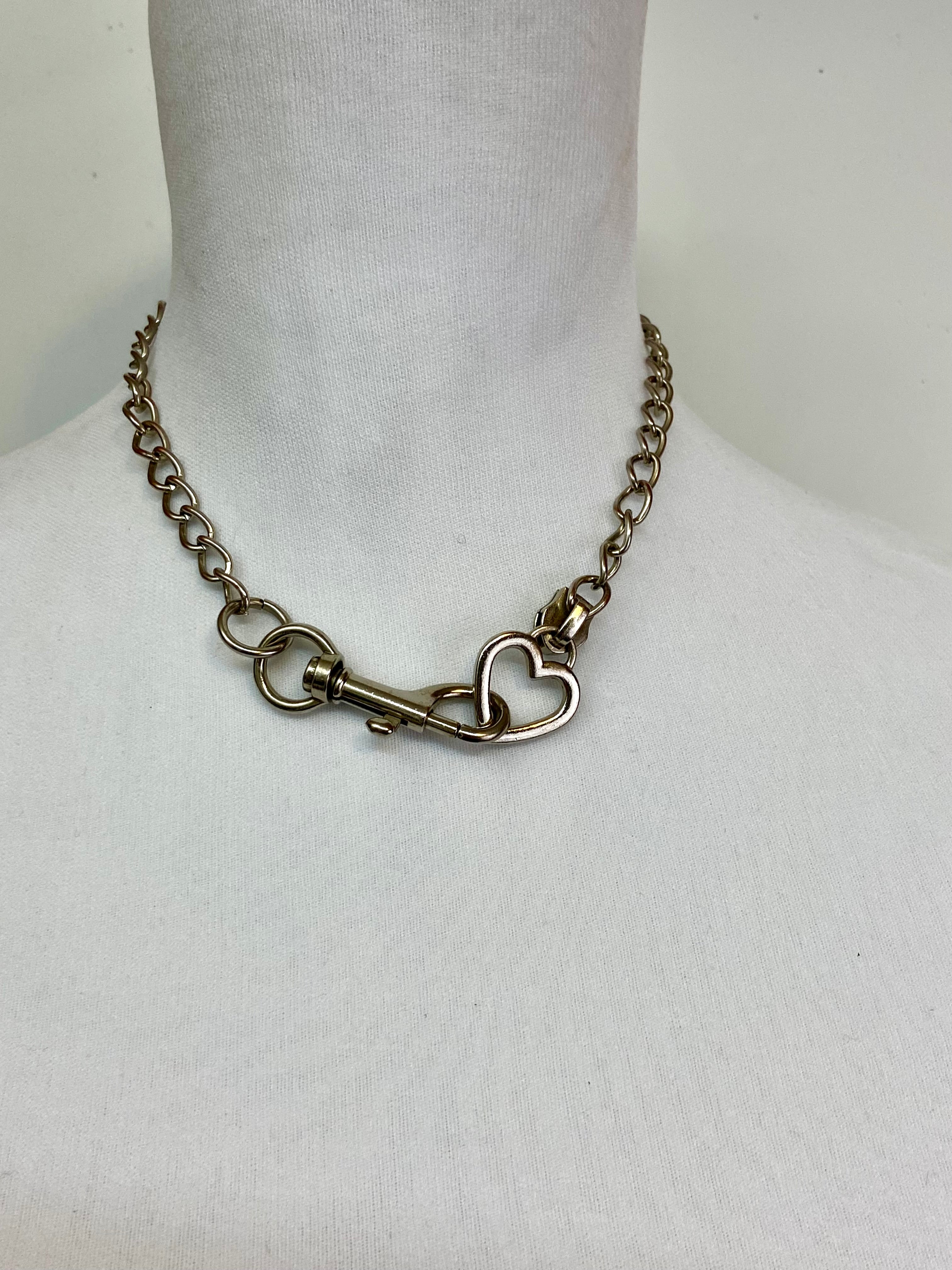 Lock the heart choker