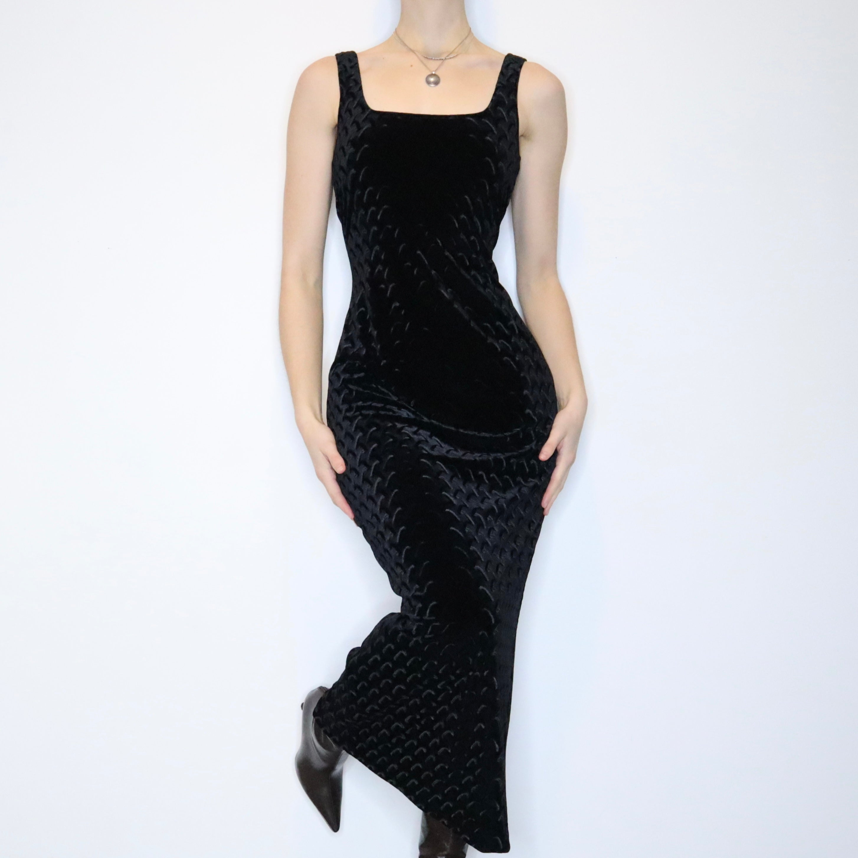 90s Elegant Black Velvet Printed Gown (M)