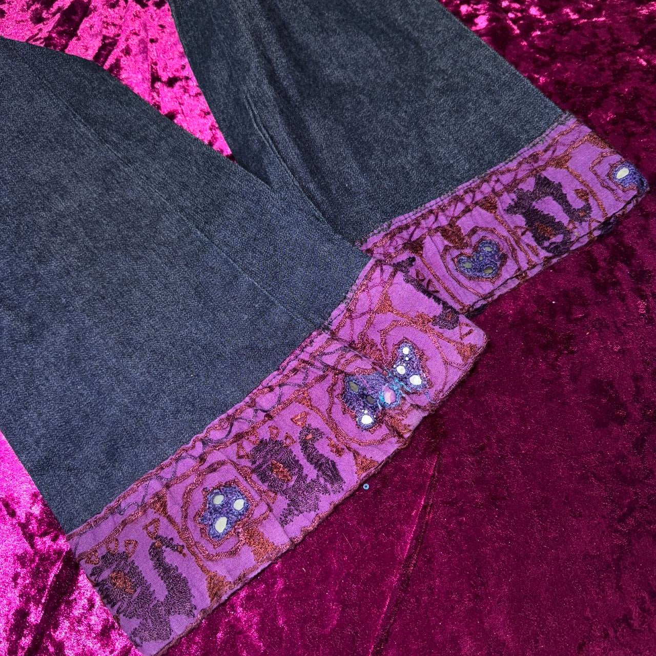 90s Bebe Embroidered Hem Flare Jeans (XS)