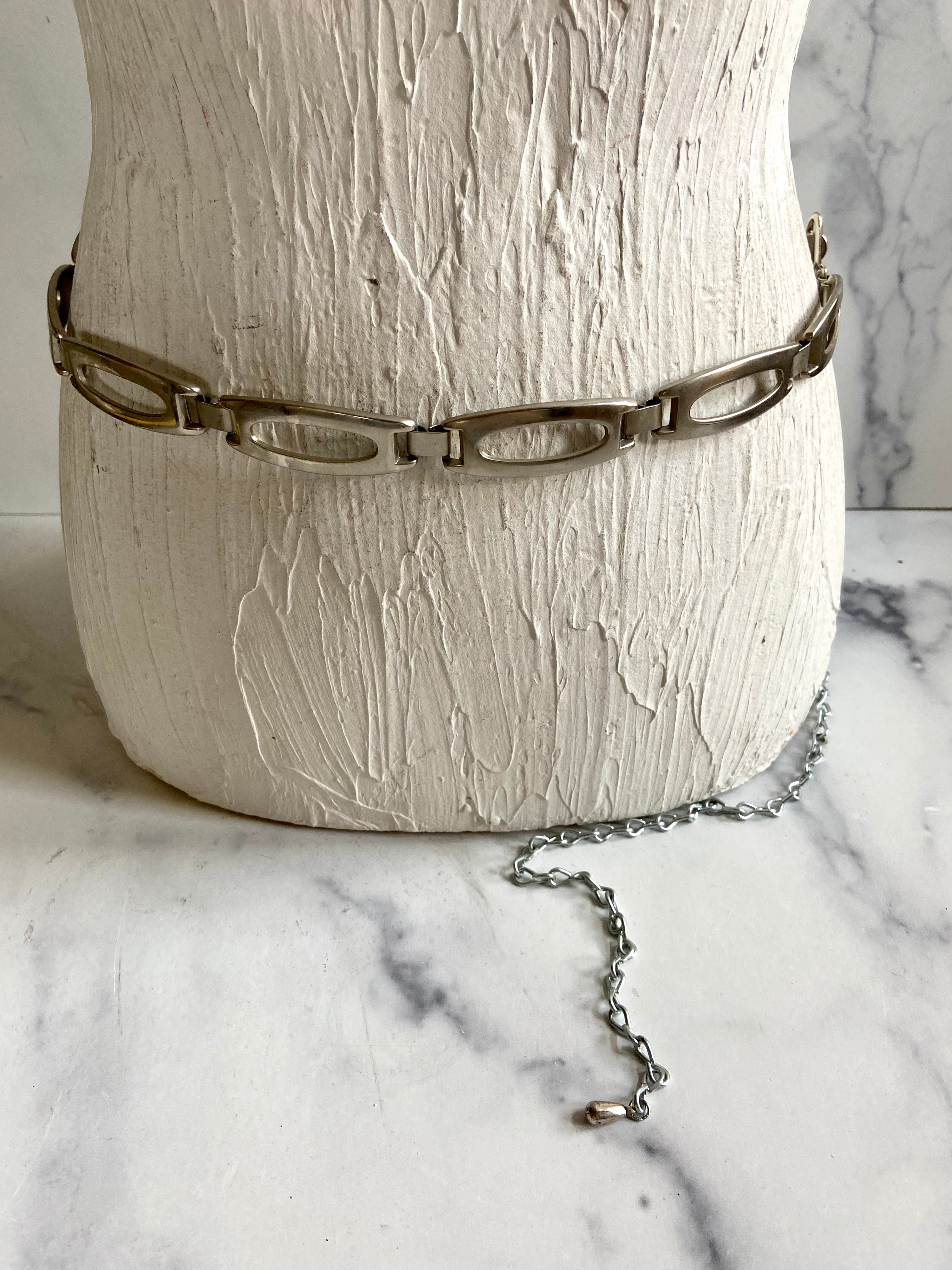 Little bit roundy rectangle chain belt
