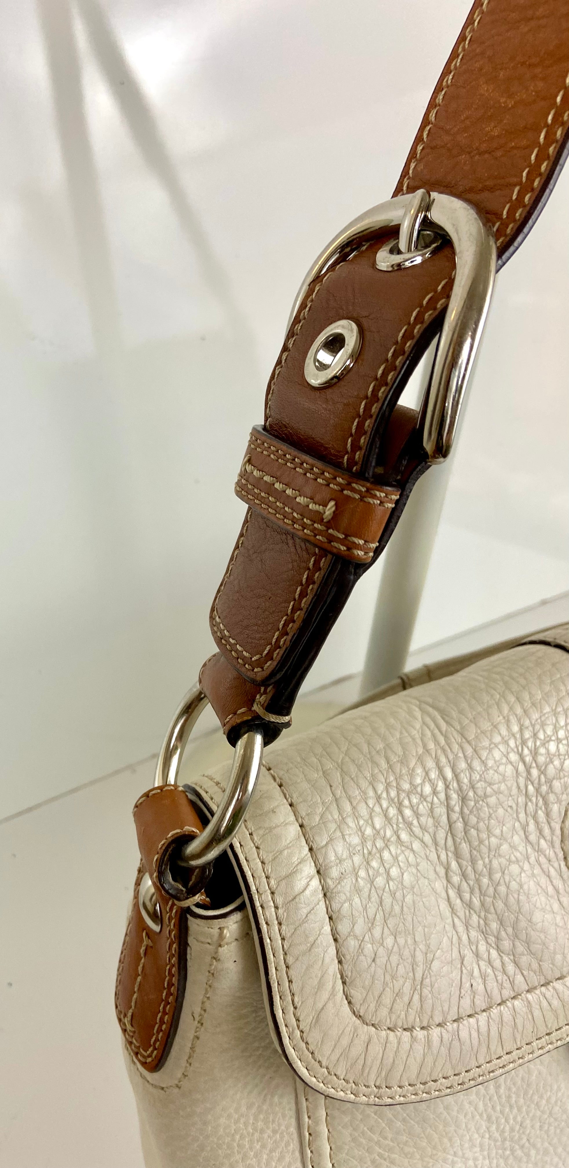 Coach Hampton Soho Satchel
Purse Ivory Saddle Leather F10192
Buckle Handbag