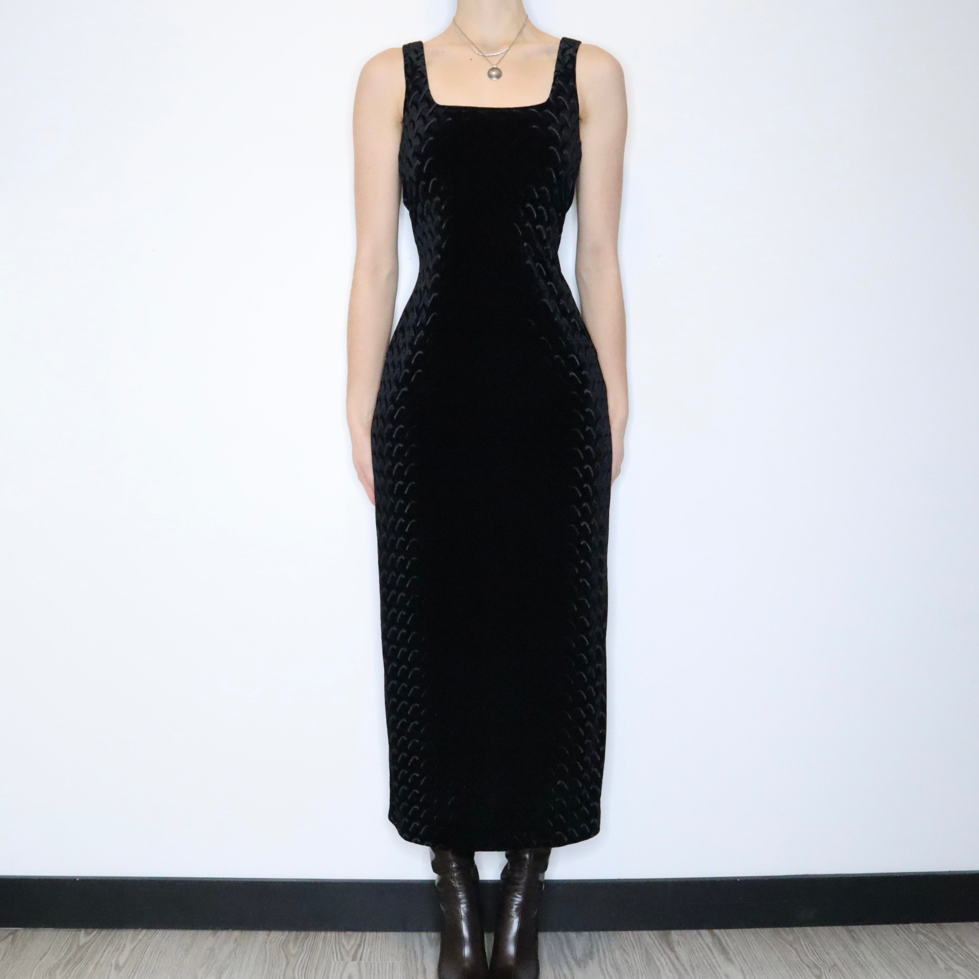 90s Elegant Black Velvet Printed Gown (M)