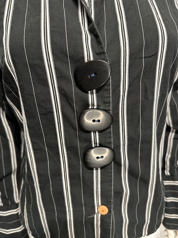 Vintage Parisian 90s Chic Pinstripe Shirt (M)