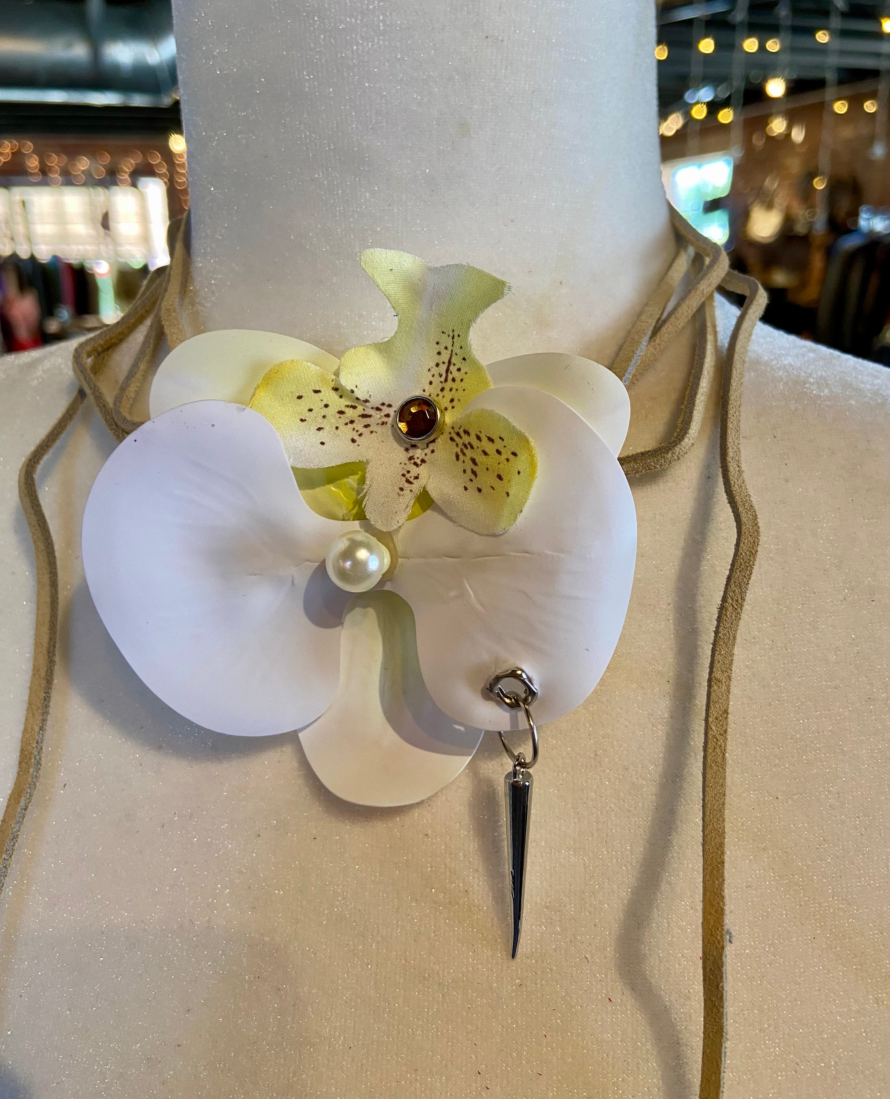White and yellow flower choker/ belt