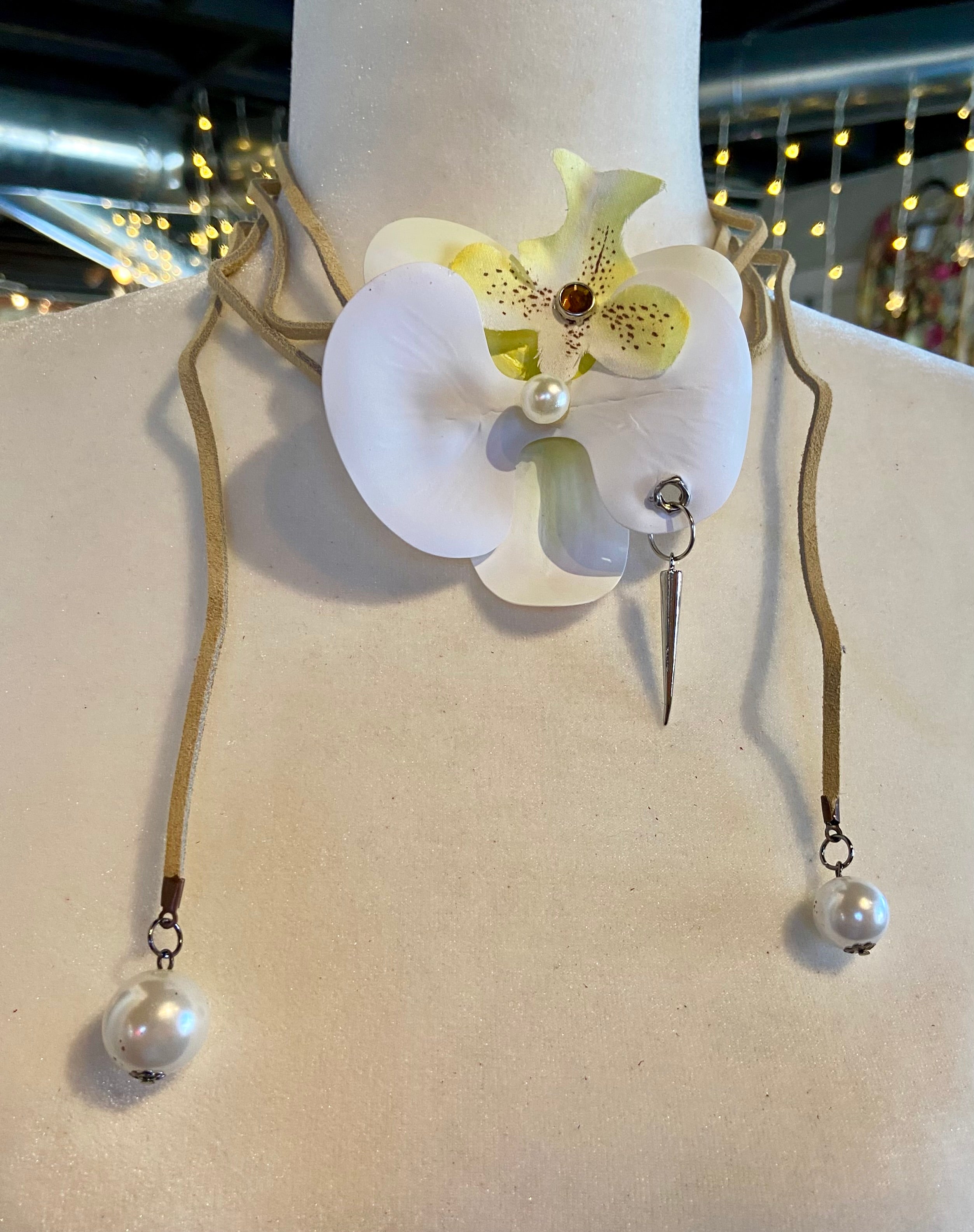 White and yellow flower choker/ belt