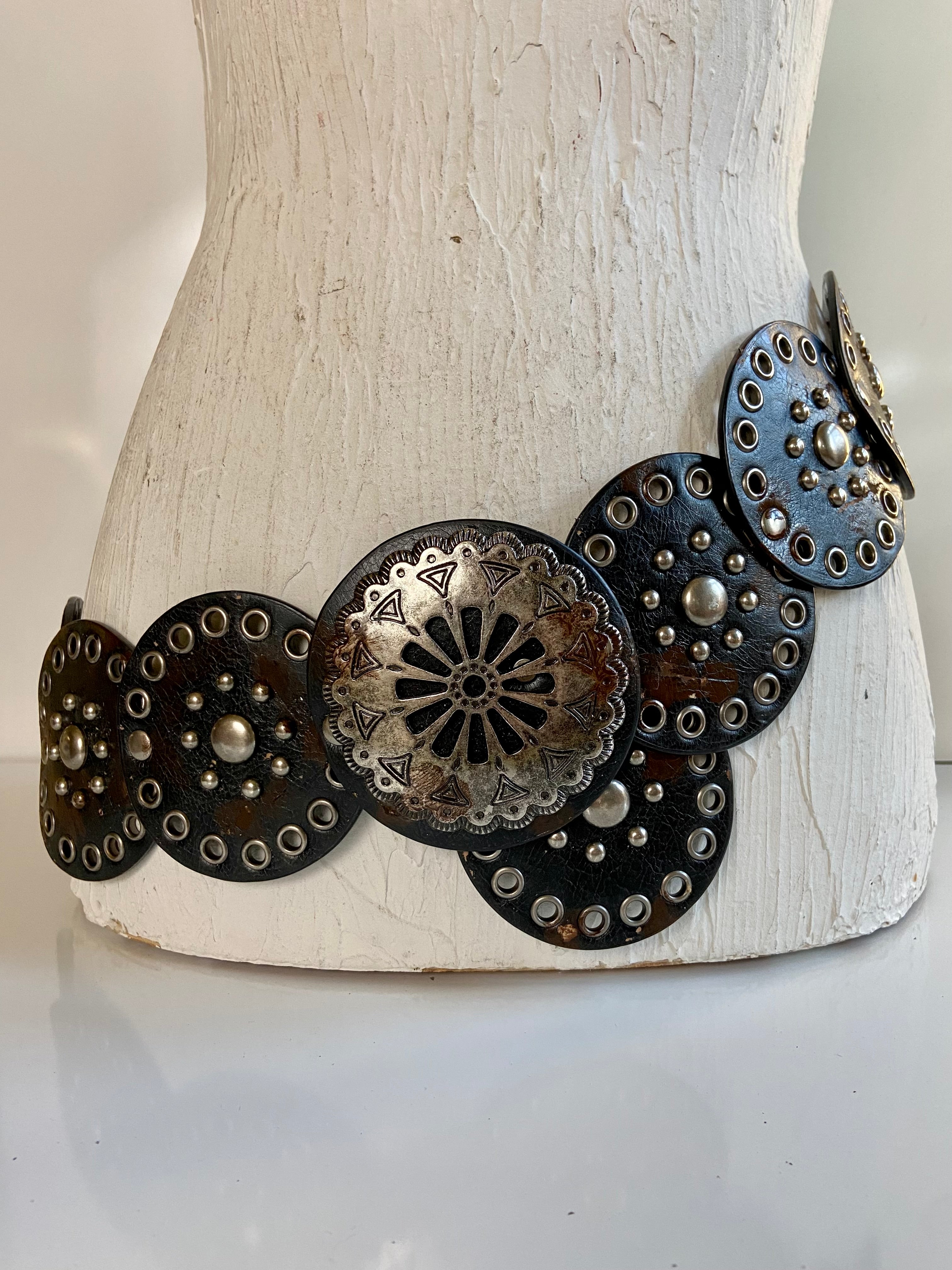 Leather circles belt