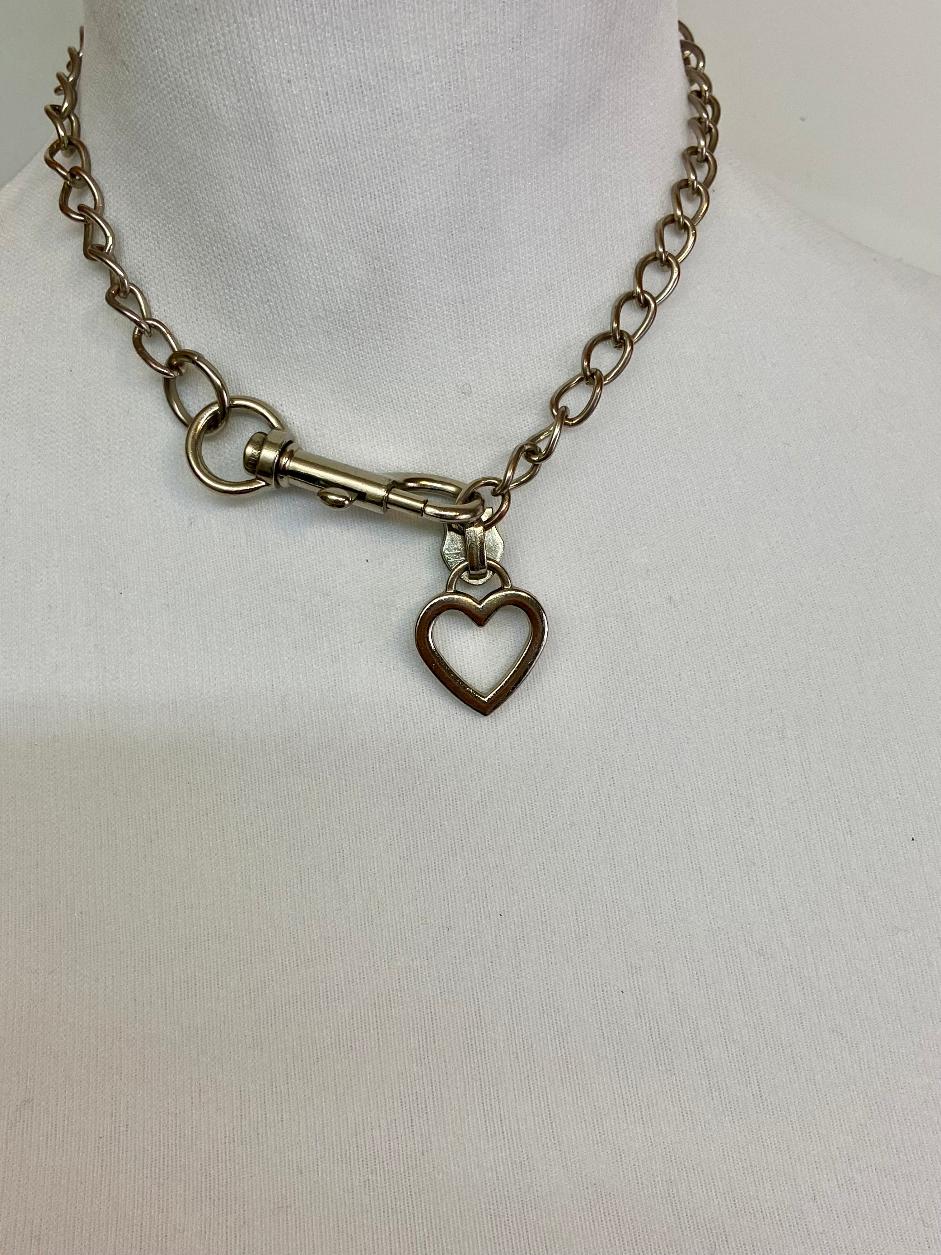 Lock the heart choker