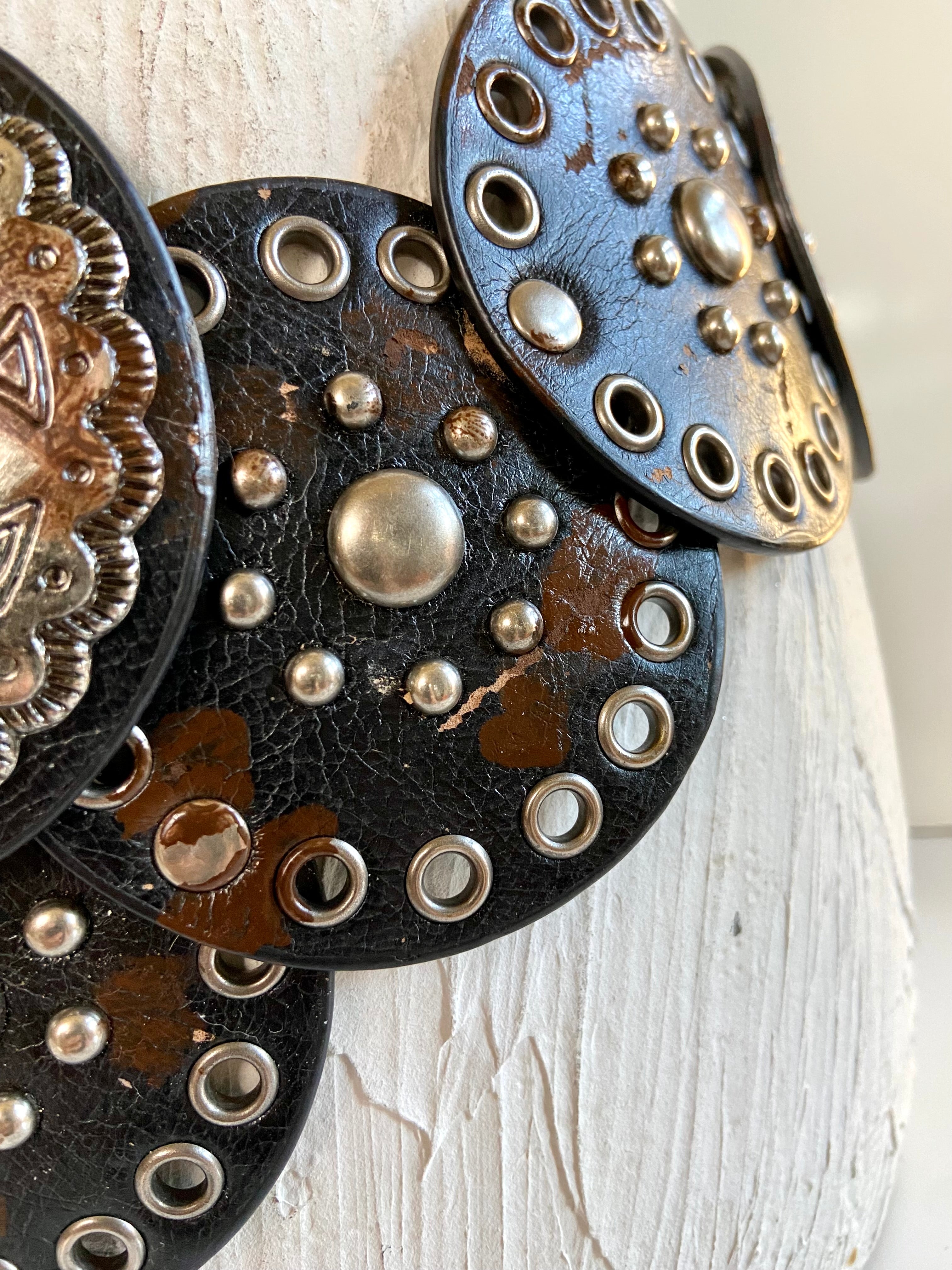 Leather circles belt
