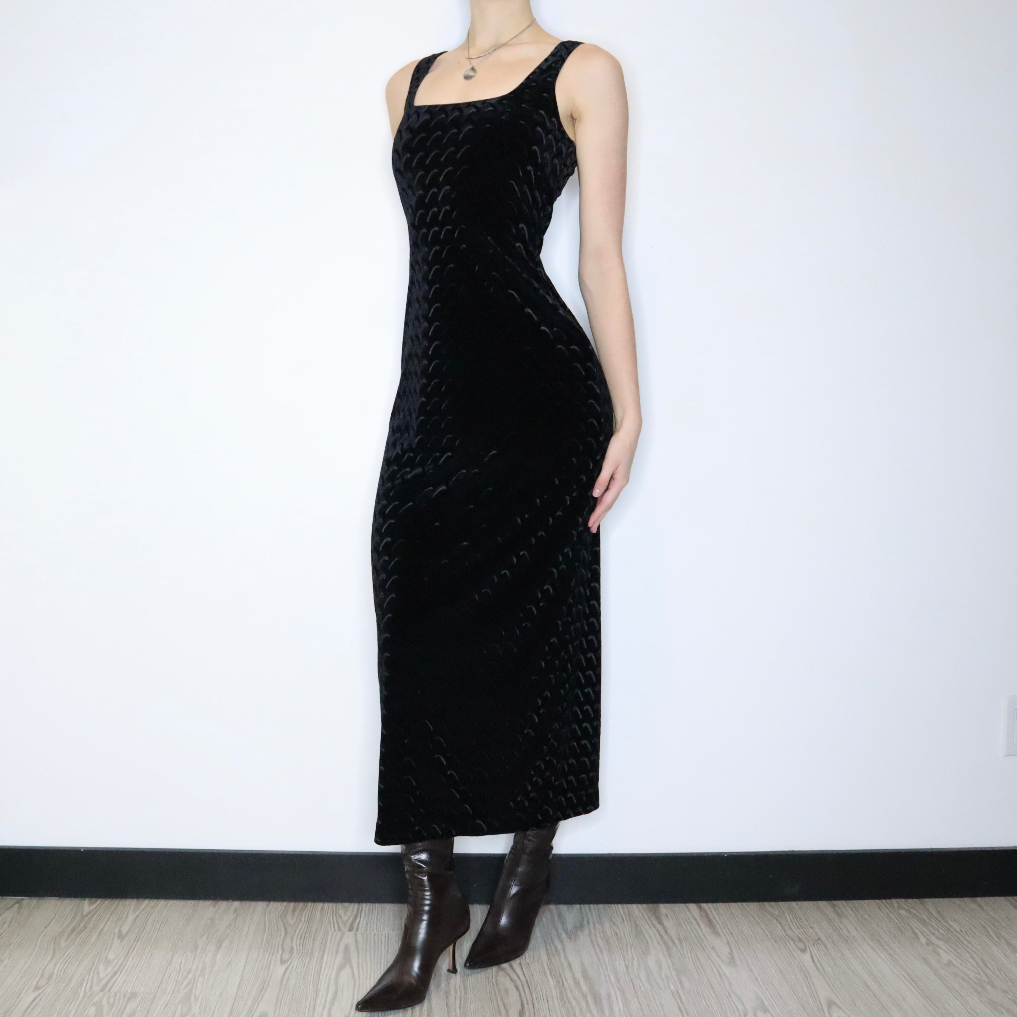 90s Elegant Black Velvet Printed Gown (M)