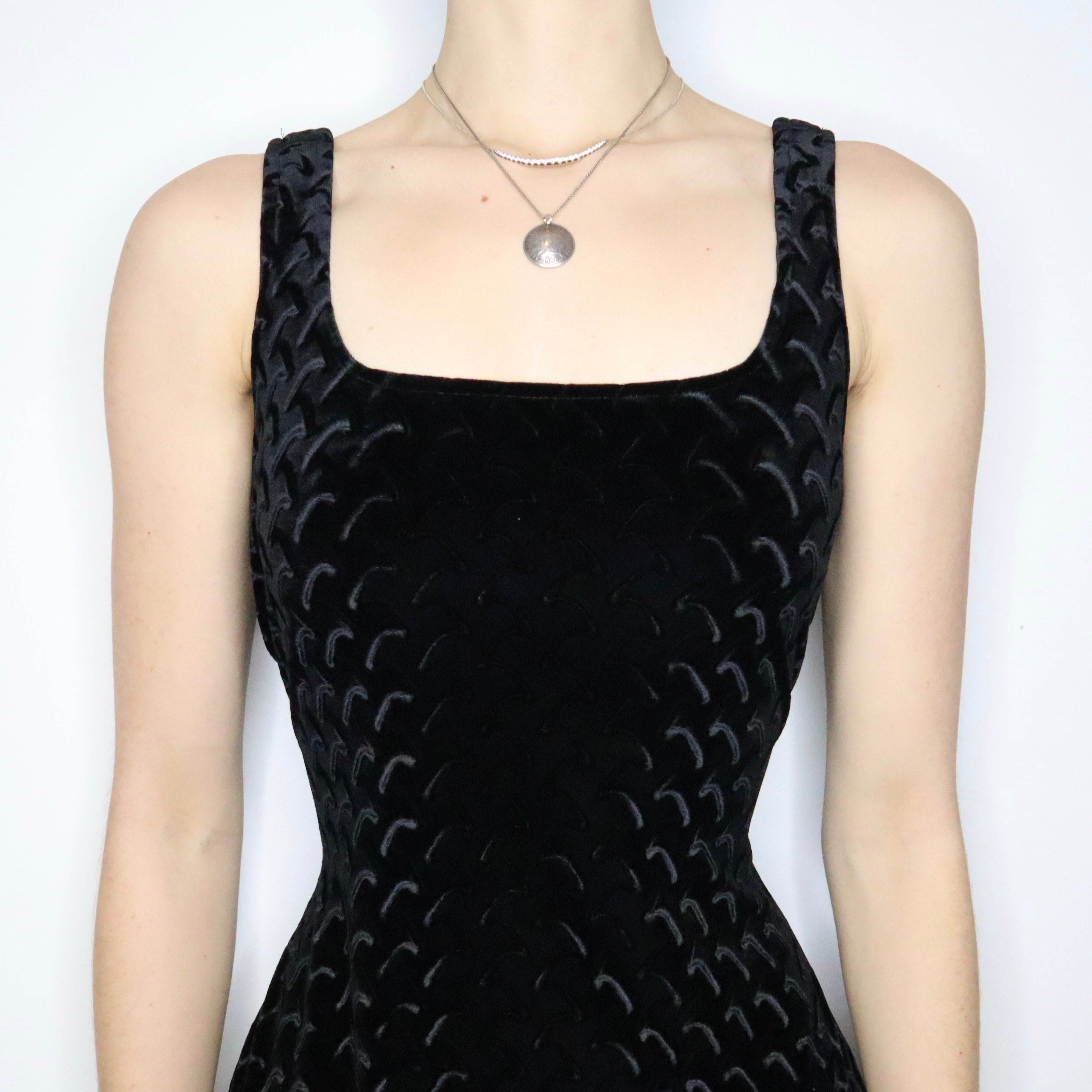 90s Elegant Black Velvet Printed Gown (M)
