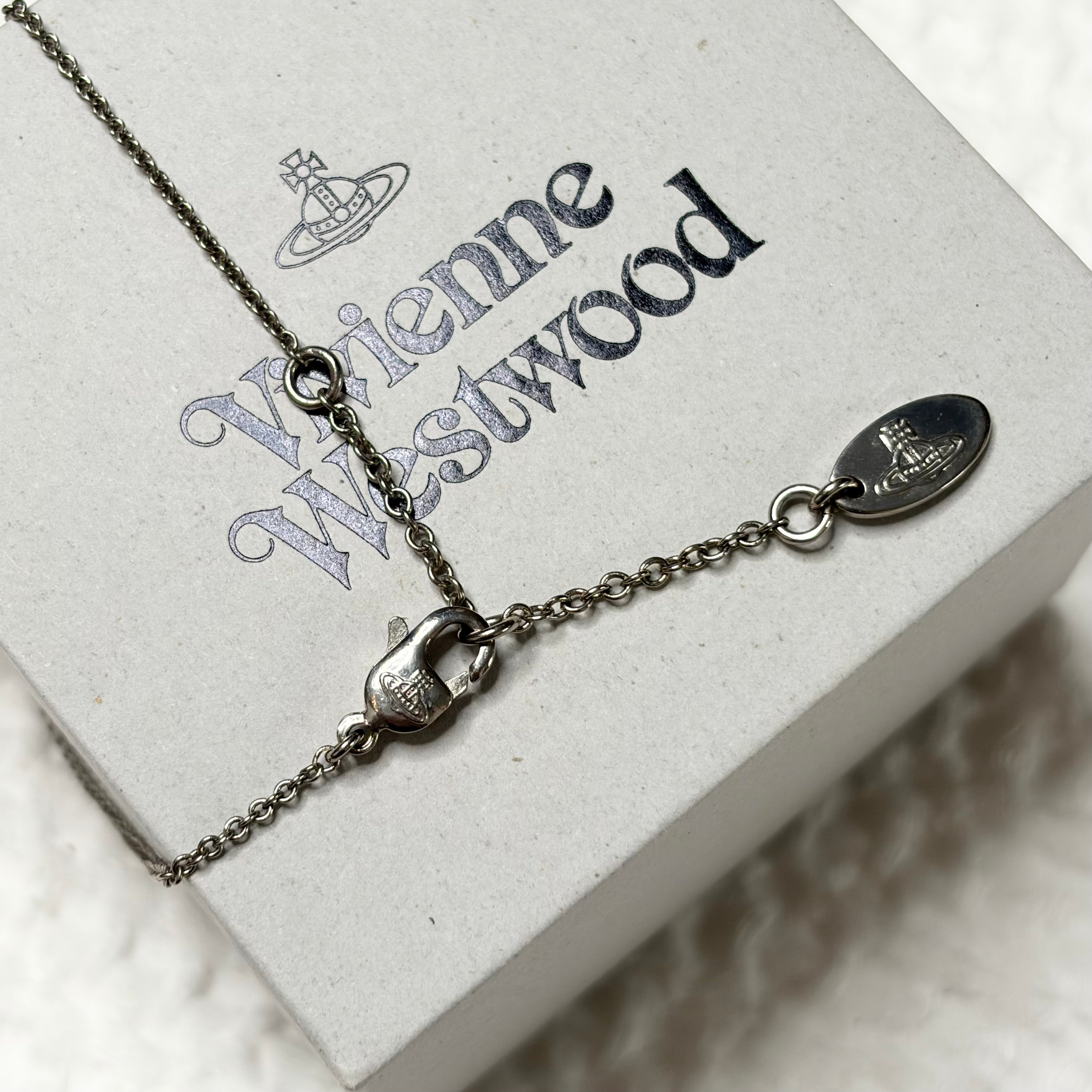 Vivienne Westwood フラット オーブ ネックレス シルバー Vivienne Westwood Flat Orb Necklace – Holy Thrift