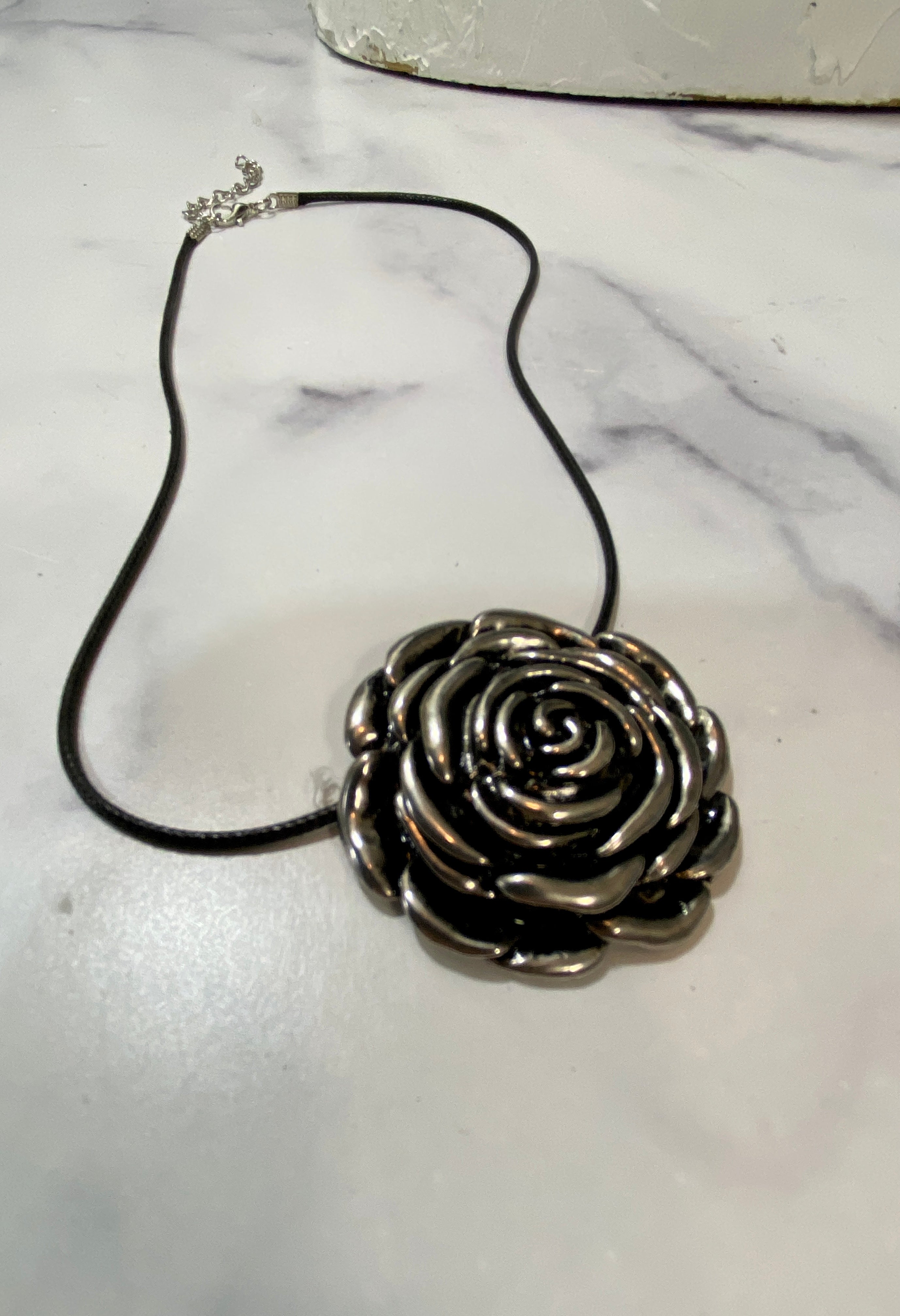 Flower pendant in a chain