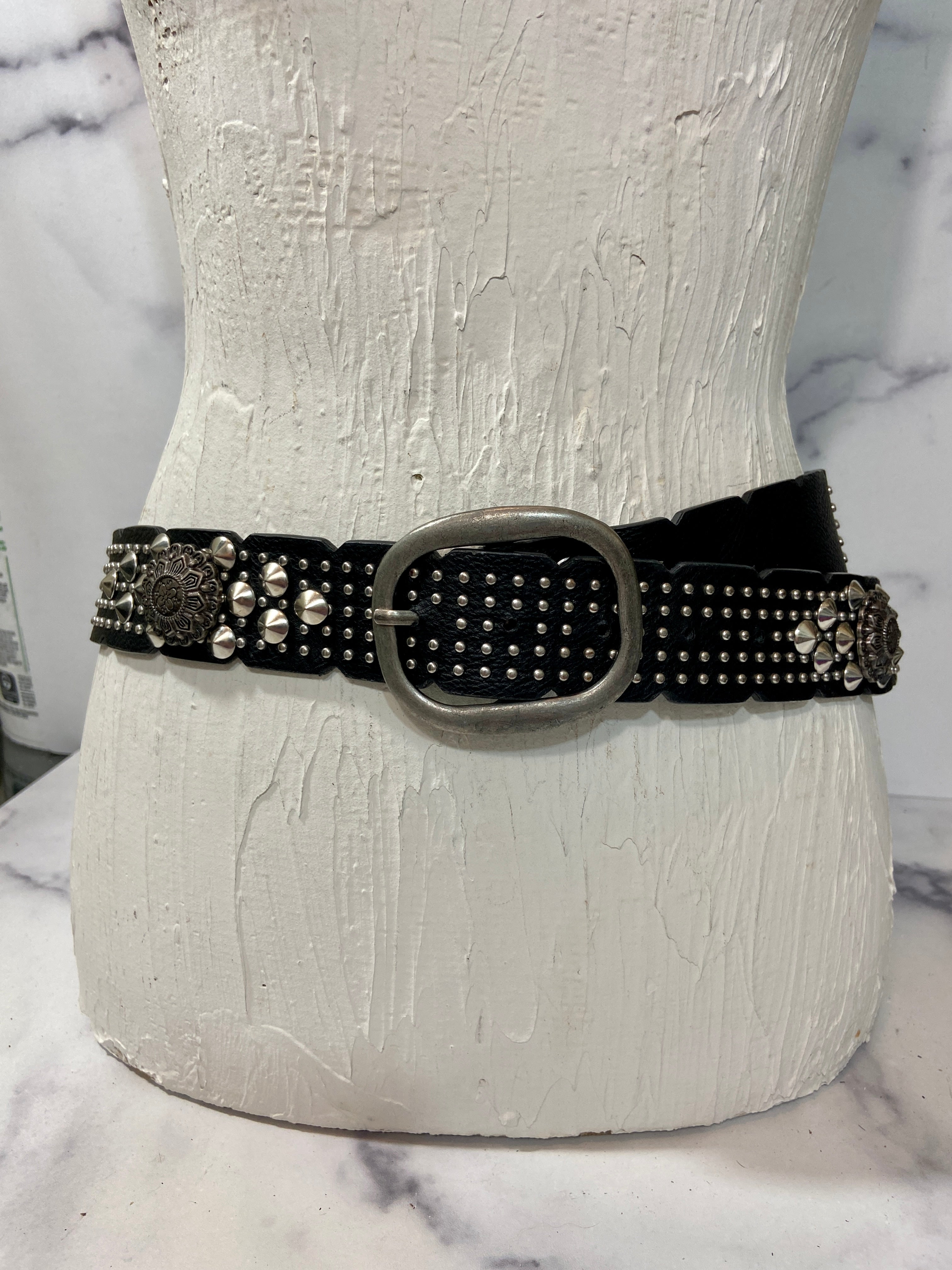 Black belt Embellished with metal flowers