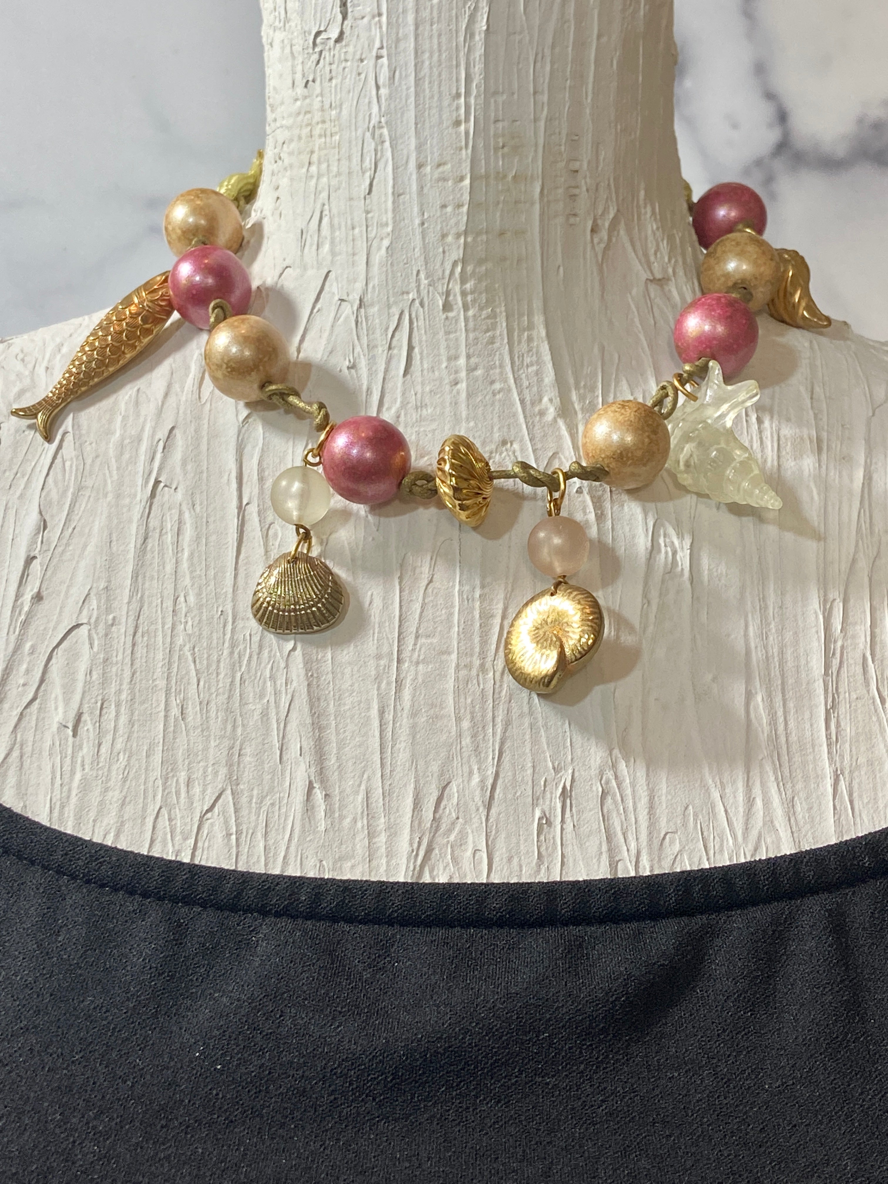 Vintage sea world choker
