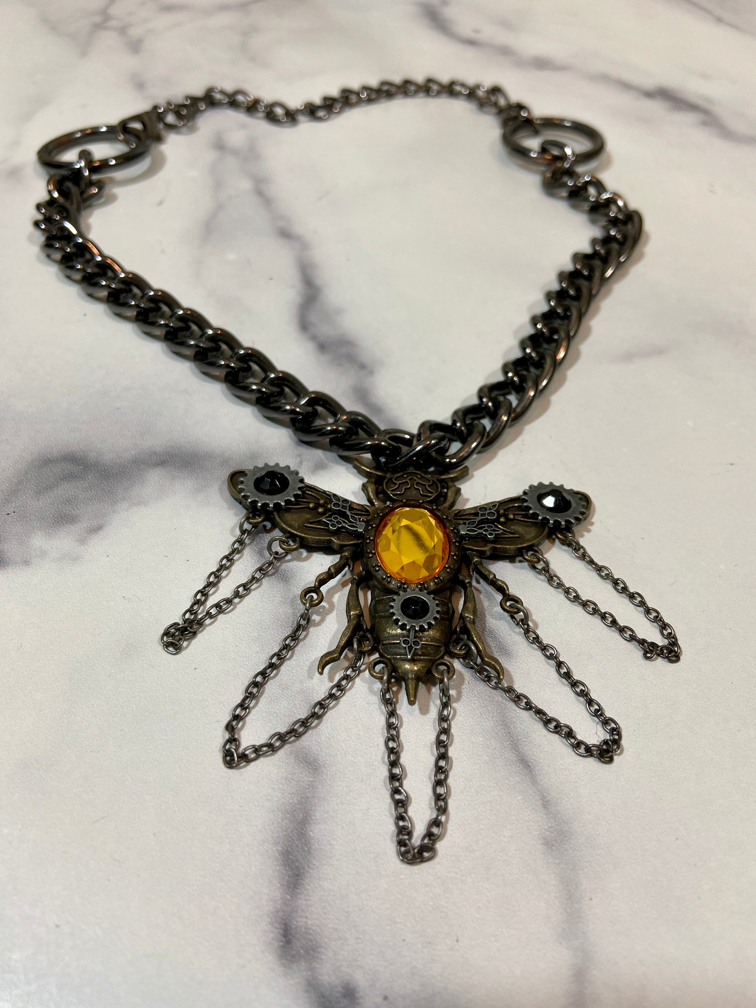 Bee in a chain
