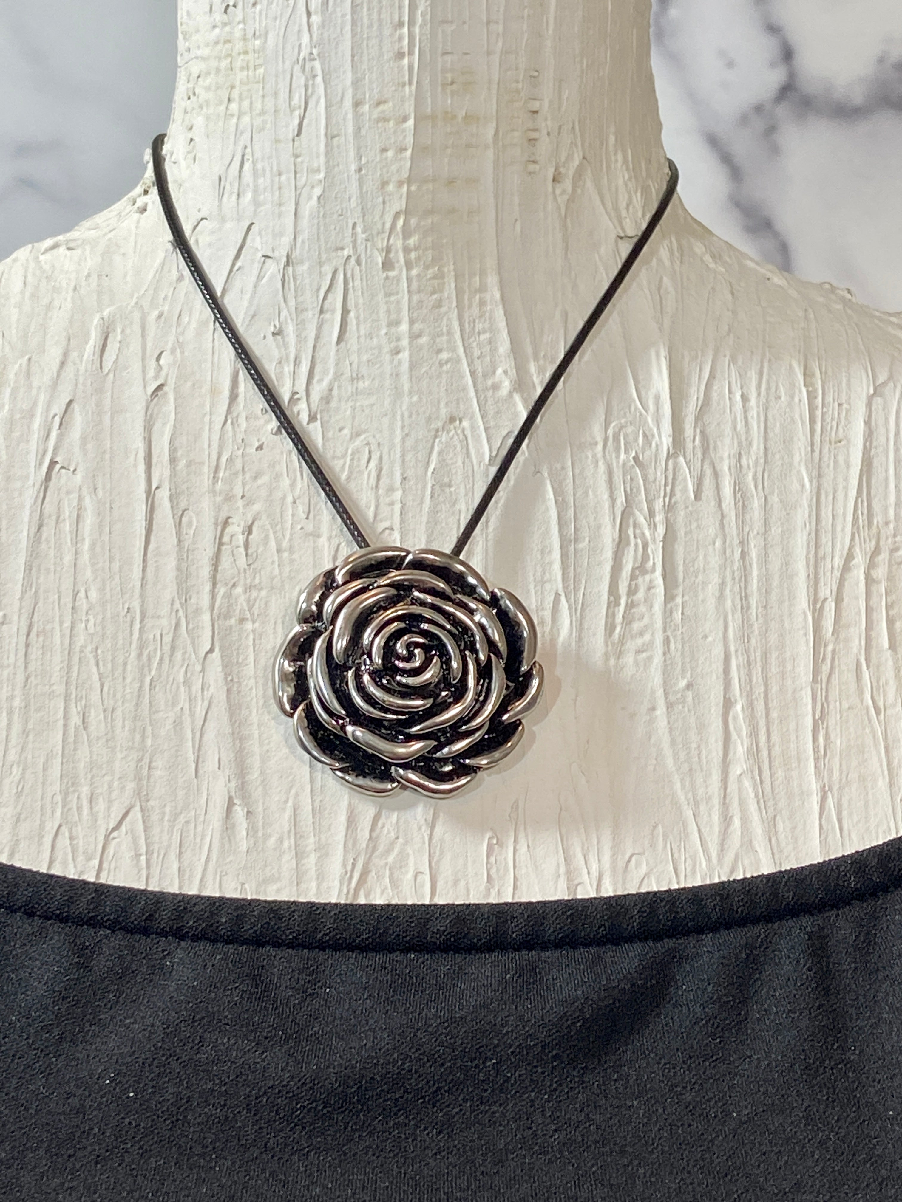 Flower pendant in a chain