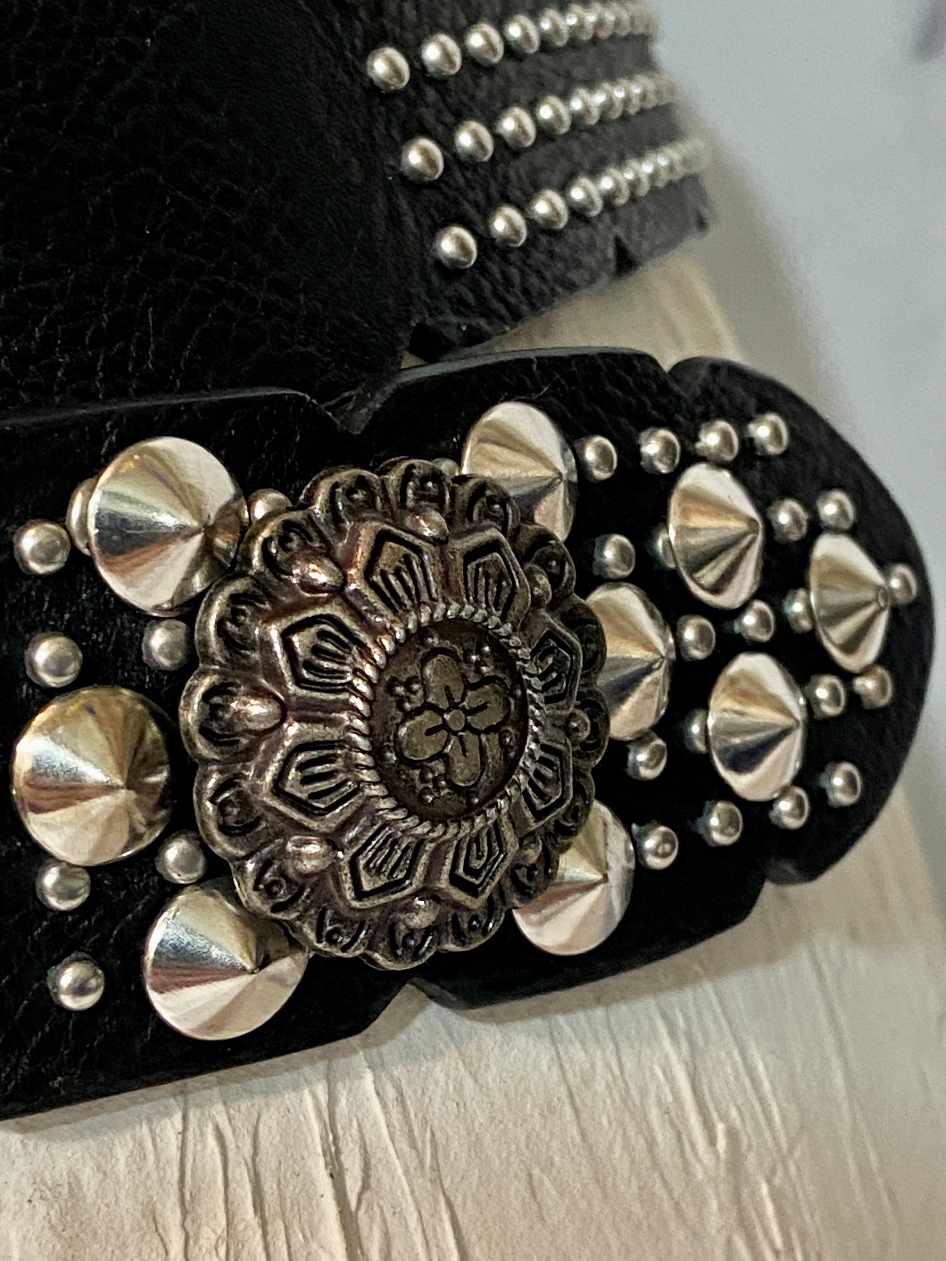 Black belt Embellished with metal flowers
