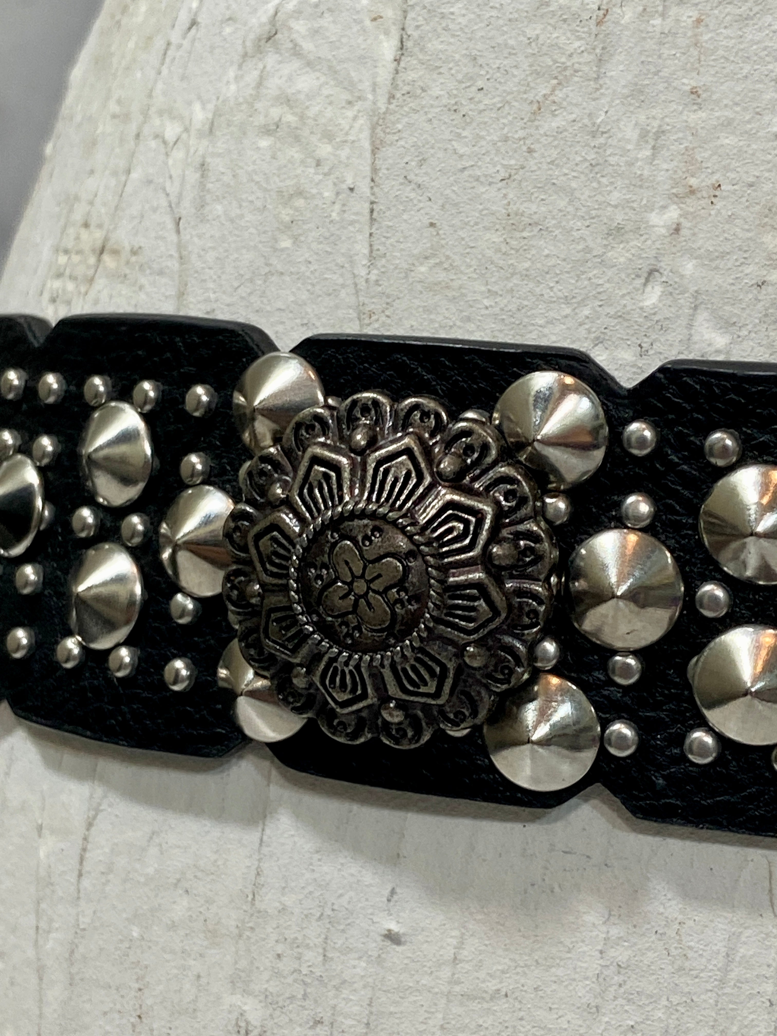 Black belt Embellished with metal flowers