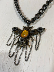 Bee in a chain