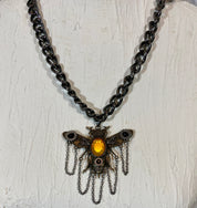 Bee in a chain