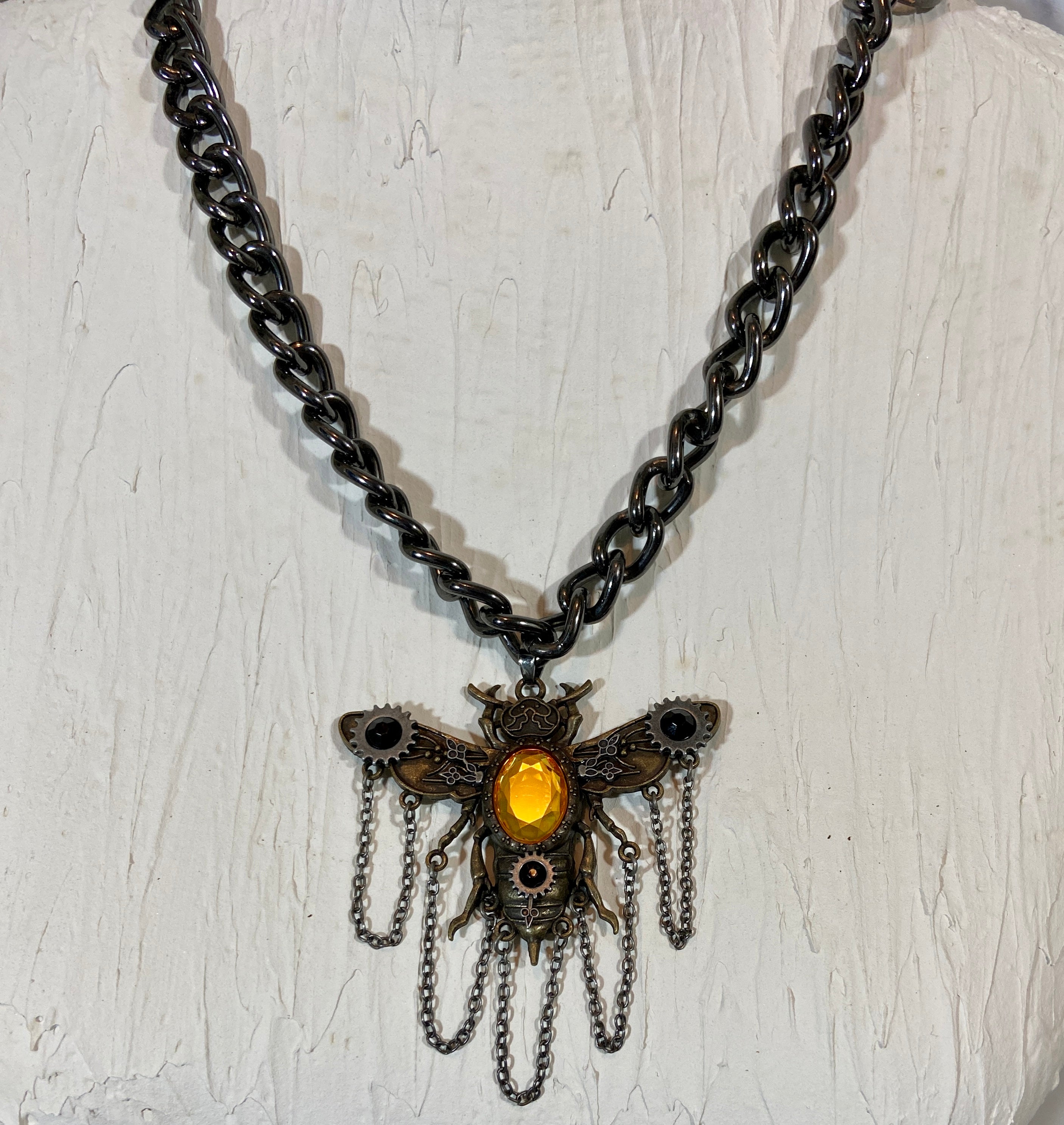 Bee in a chain