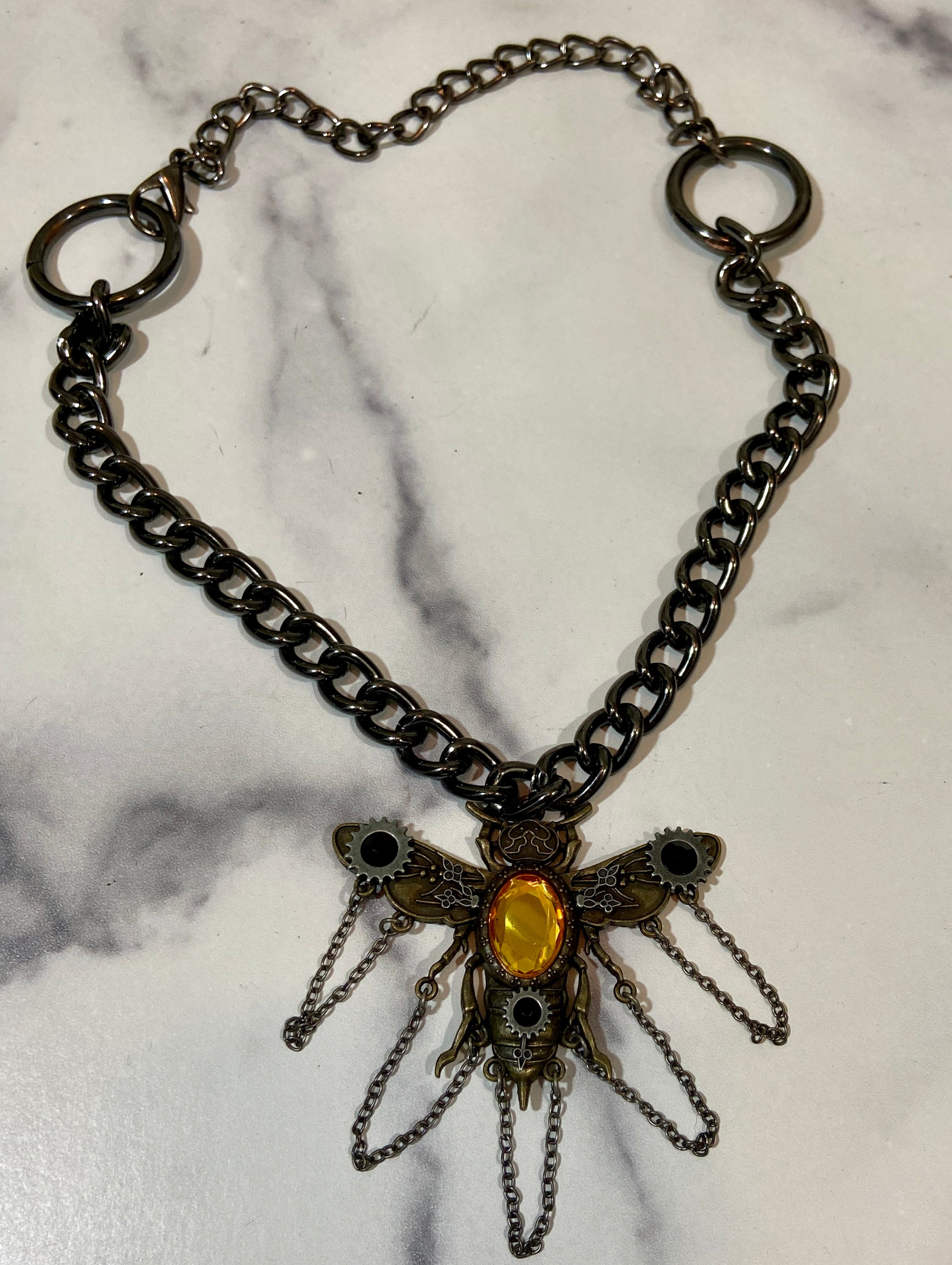 Bee in a chain