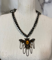 Bee in a chain