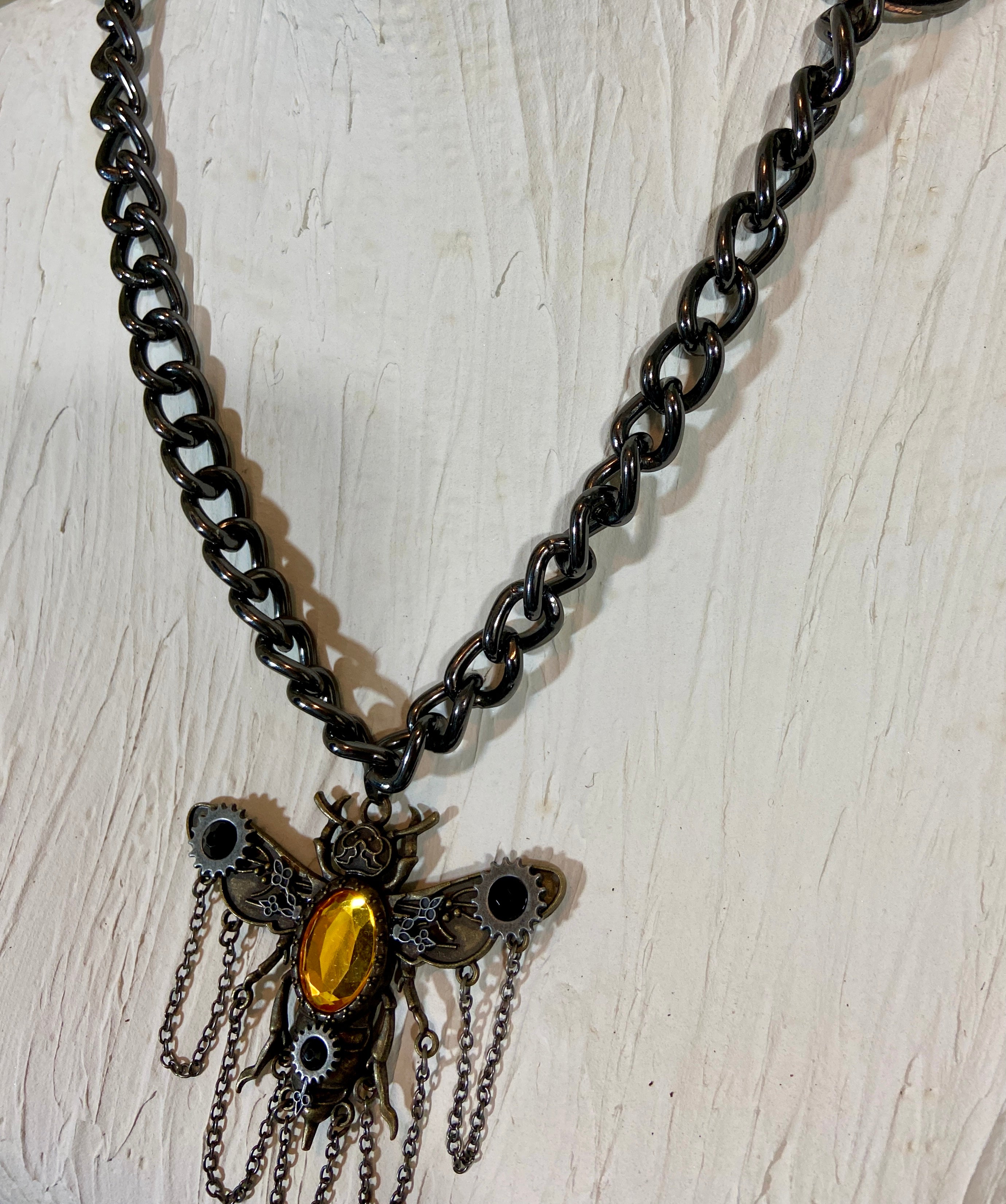 Bee in a chain
