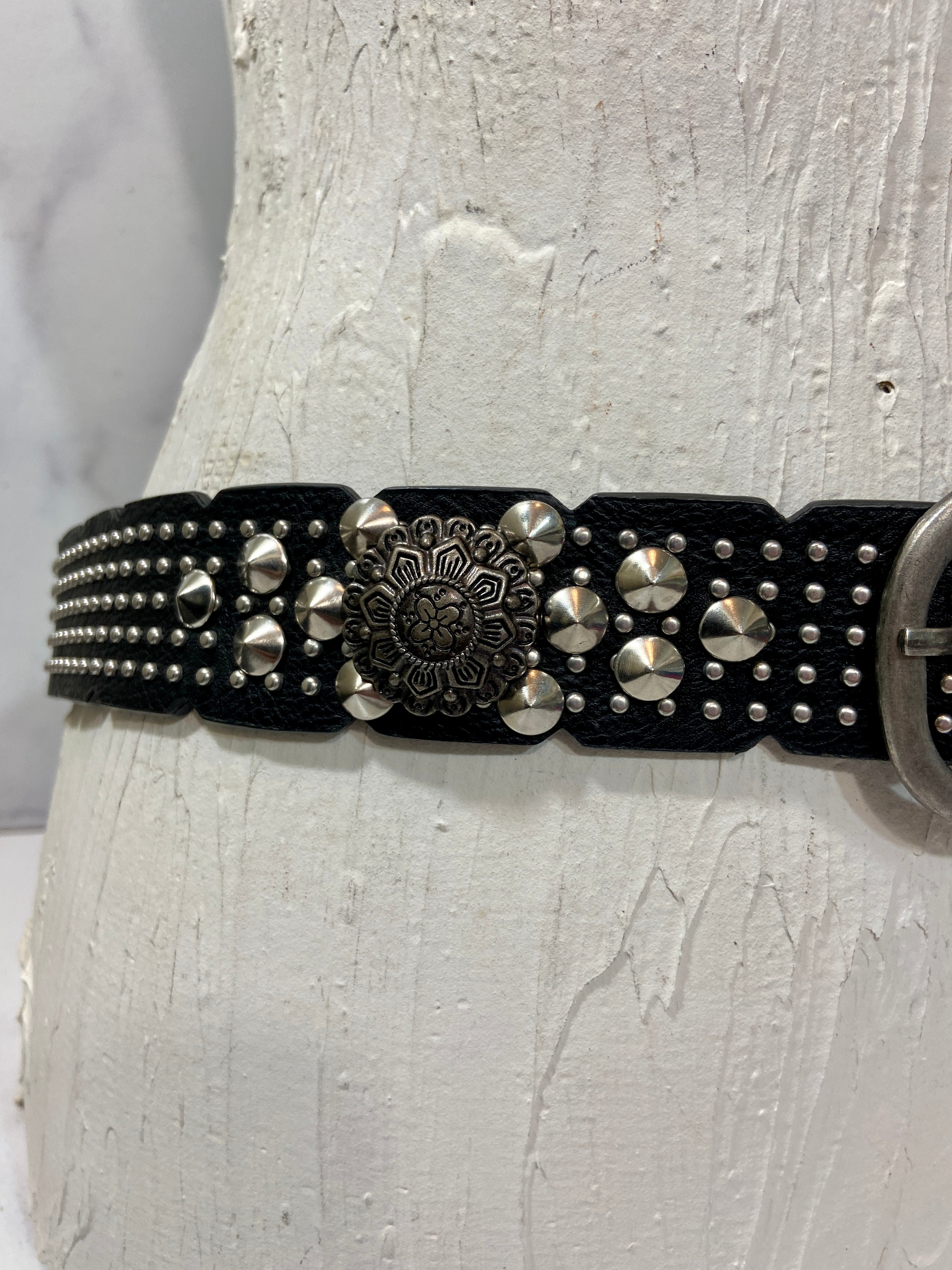 Black belt Embellished with metal flowers