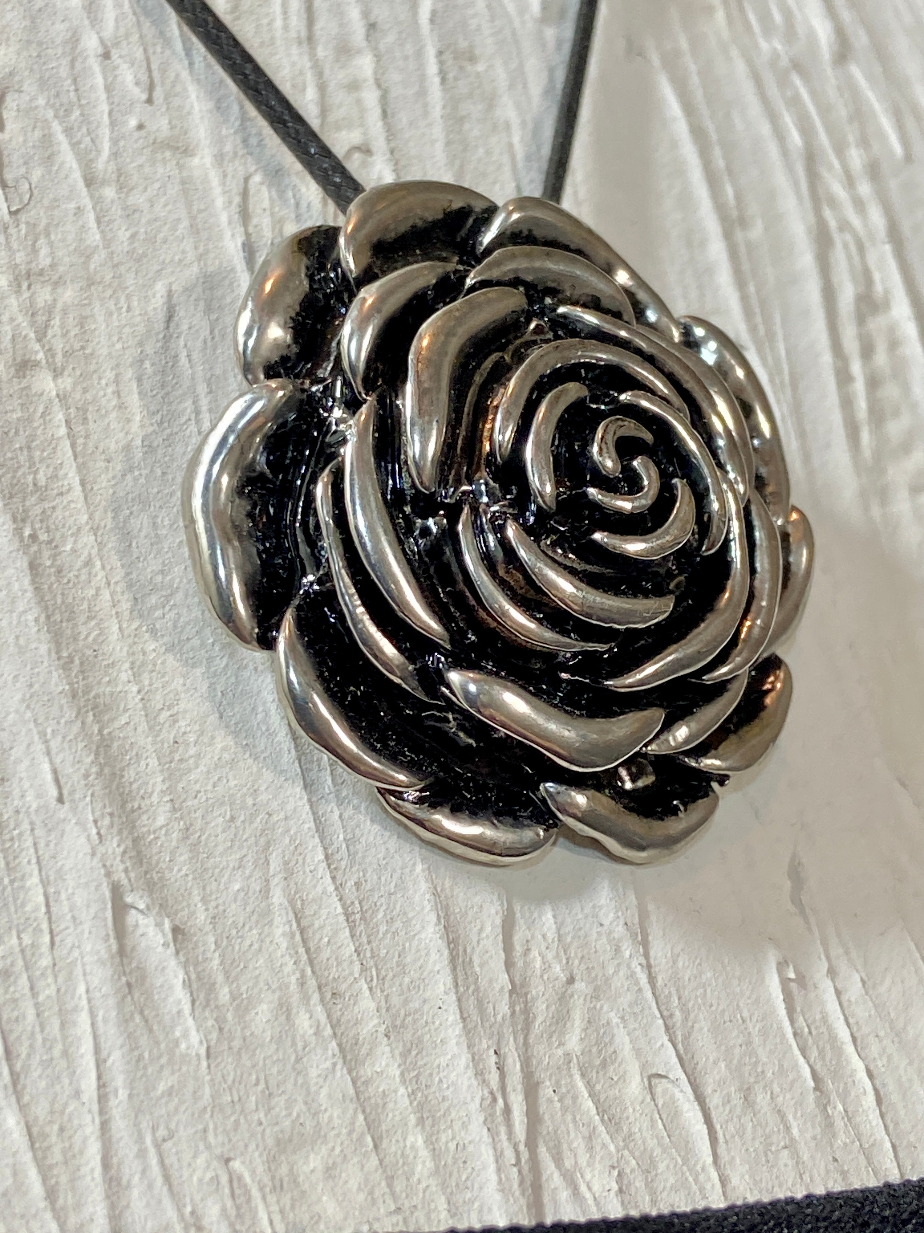 Flower pendant in a chain