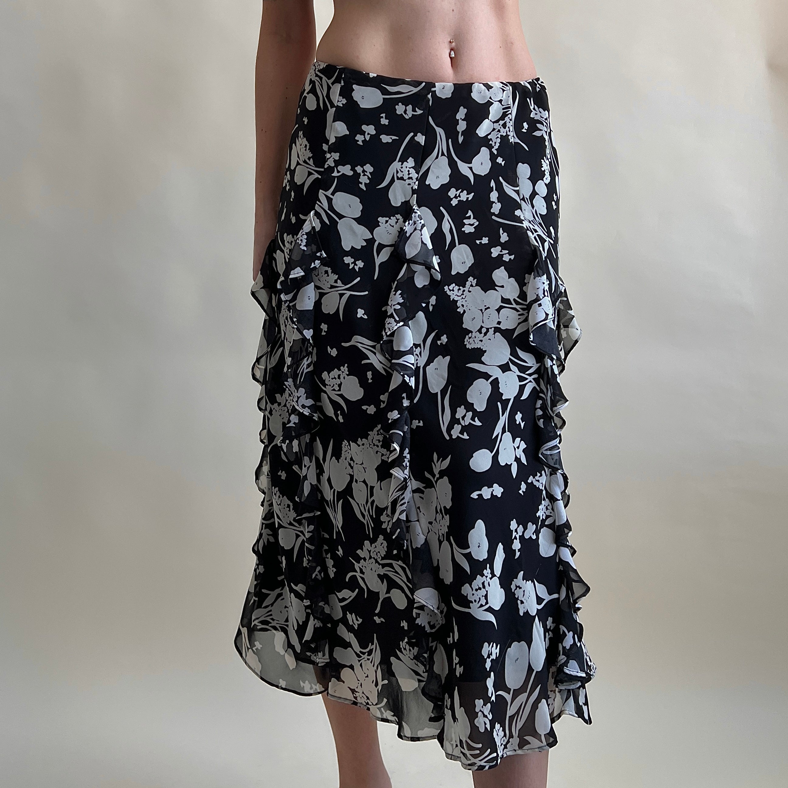 B&W floral ruffle midi skirt (L)