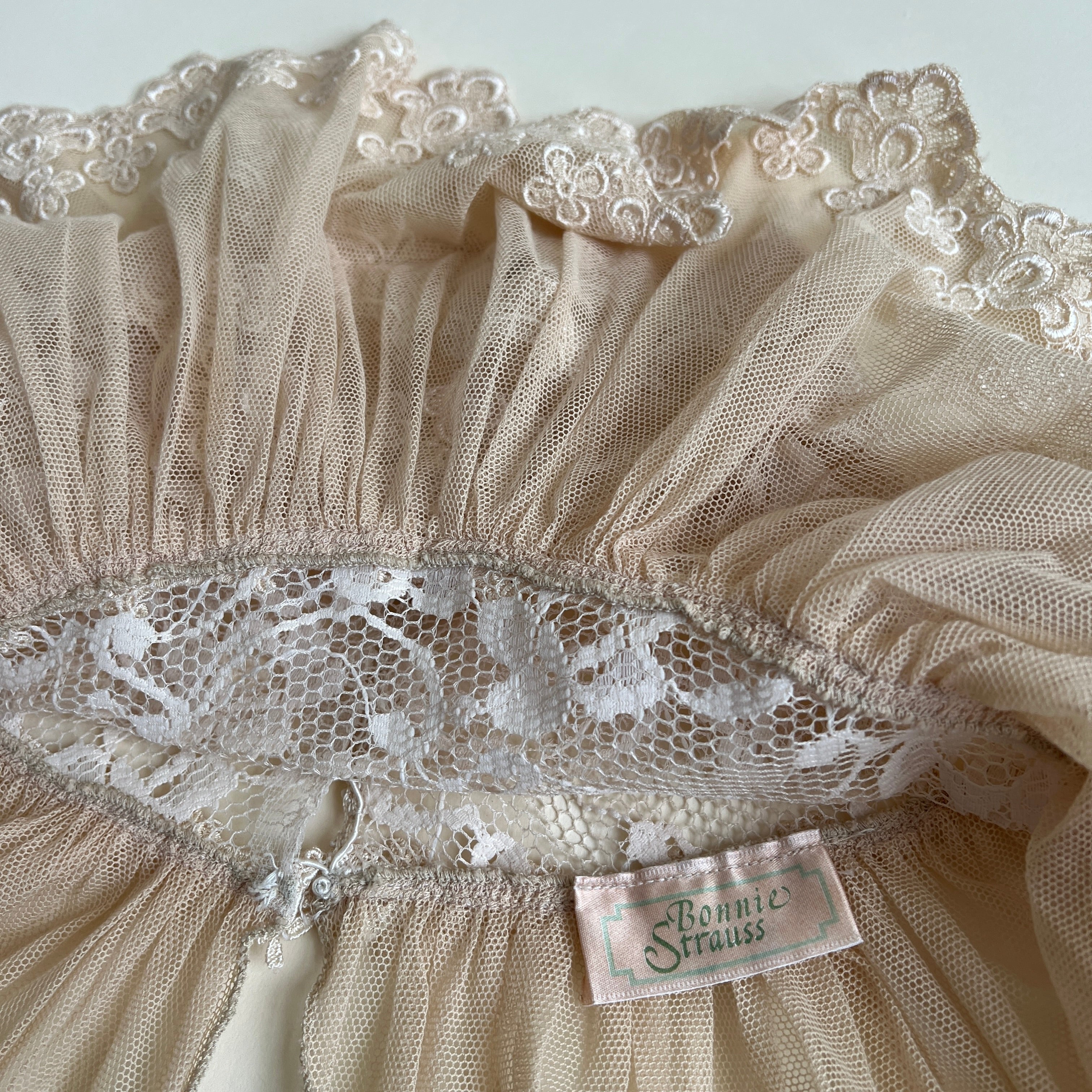 Vintage 80s romantic lace capelet