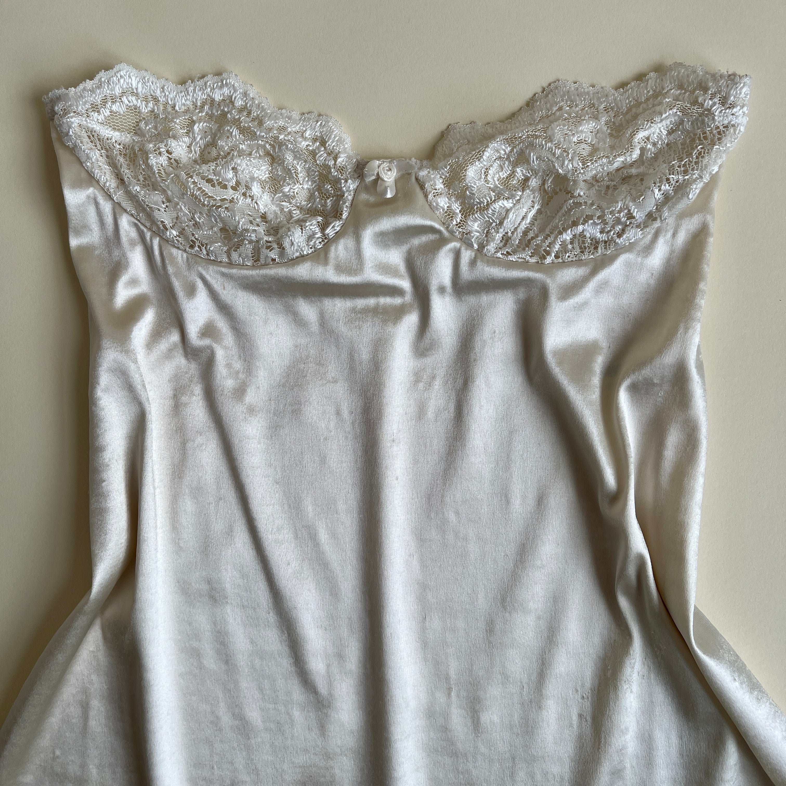 Vtg 80s Victoria’s Secret lace + satin mini slip (M)