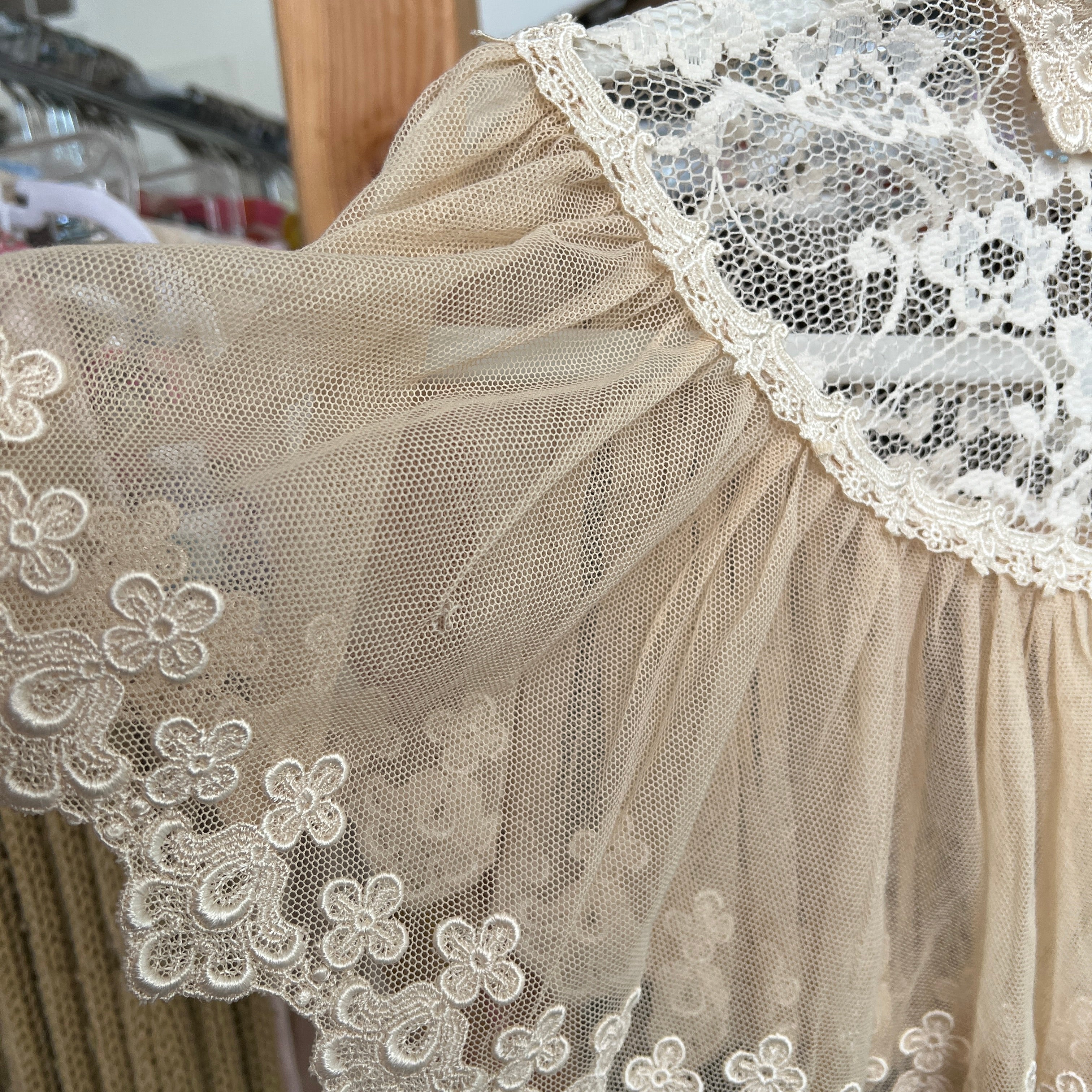 Vintage 80s romantic lace capelet