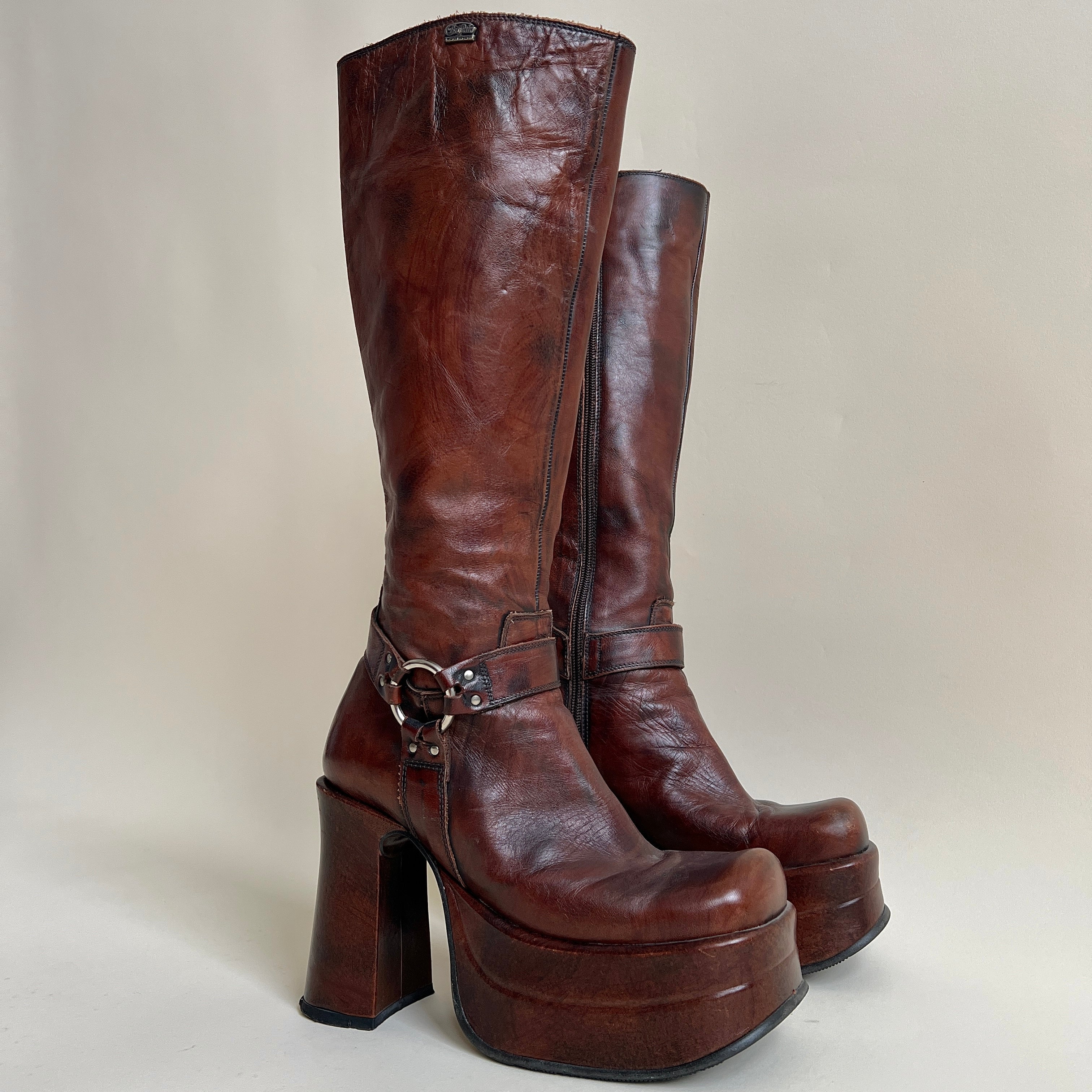 Vtg 90s Buffalo leather platform boots (8.5)