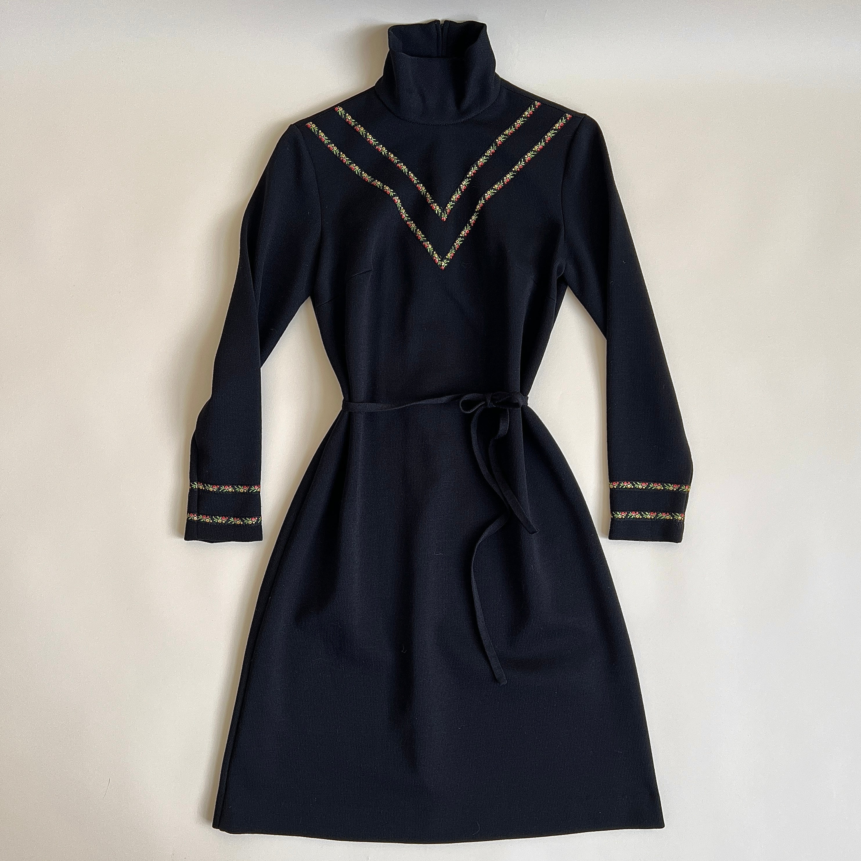 Vintage 60s / 70s black turtleneck dress (M/L)