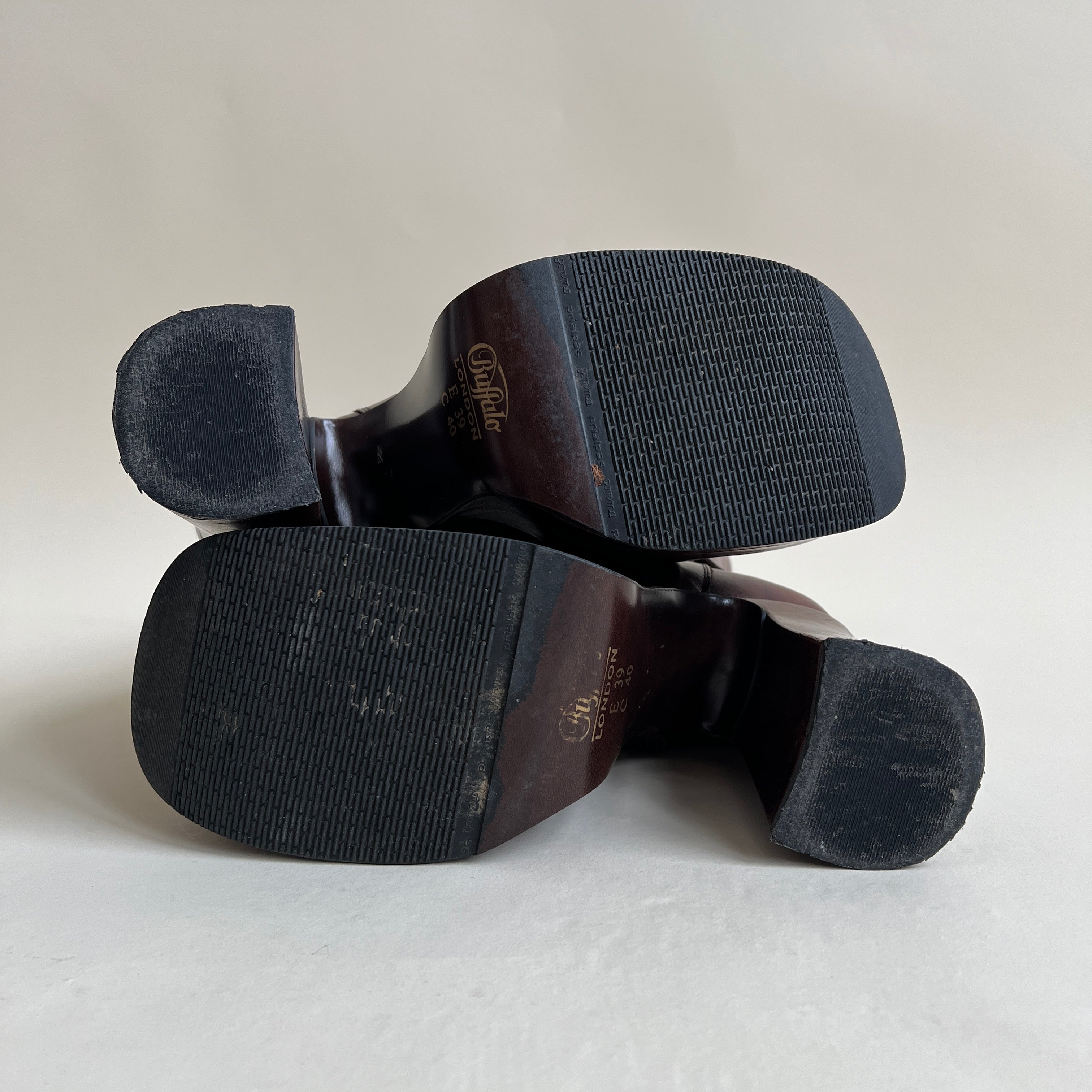 Vtg 90s Buffalo leather platform boots (8.5)